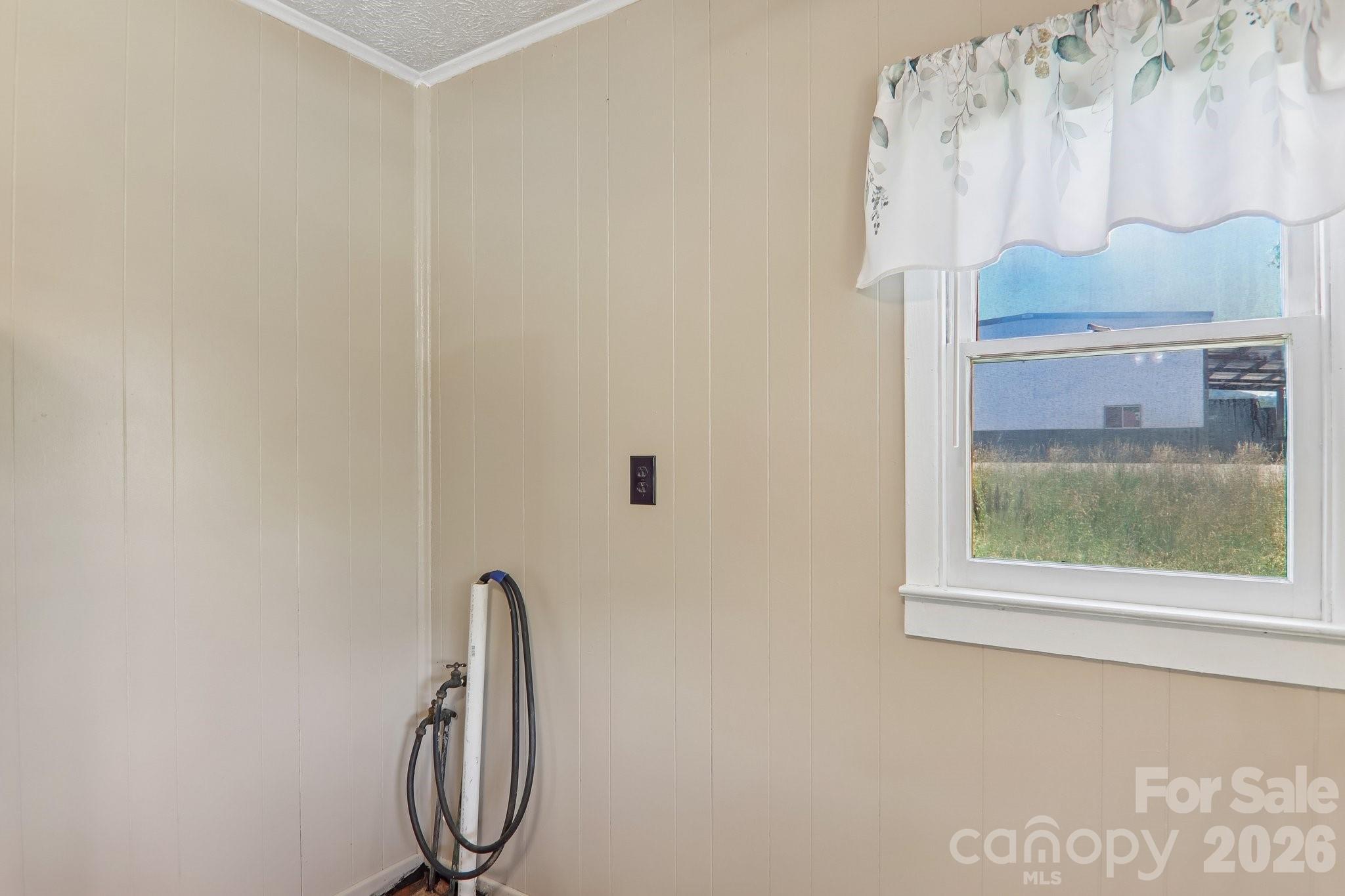 W?D hookups in kitchen - 414 Skyline Drive, Canton