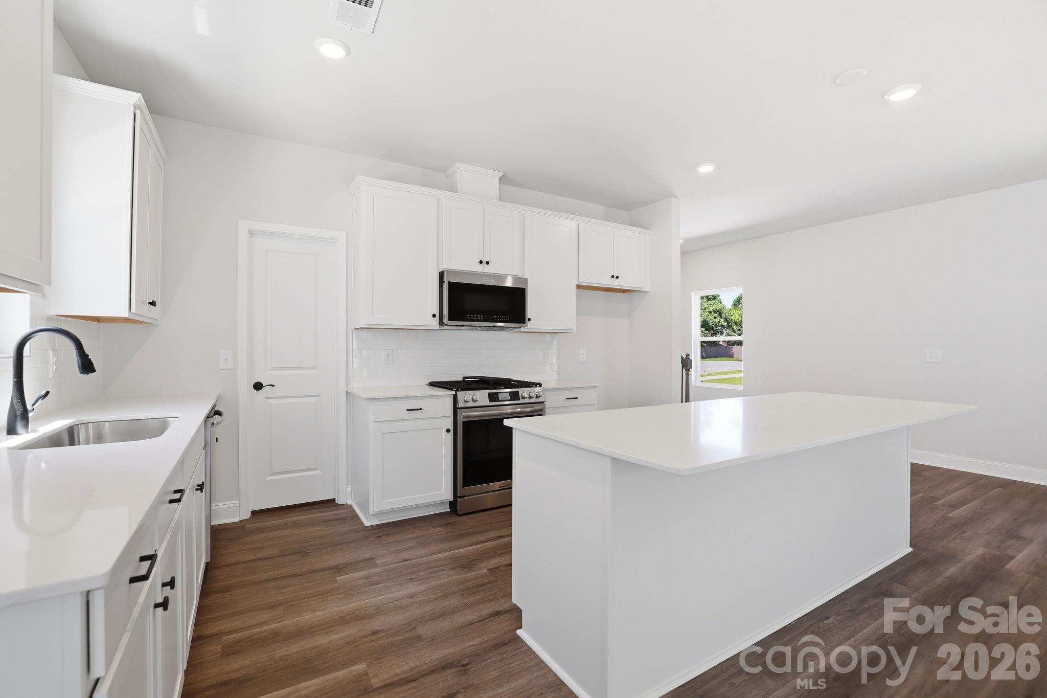 Single Family Residence at 4009 Grommet Court, Matthews, photo 4 of 19