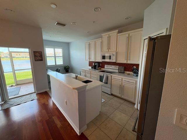 Kitchen Breakfast bar sliders to covered patio - 3662 PARKRIDGE CIR #28-102, SARASOTA