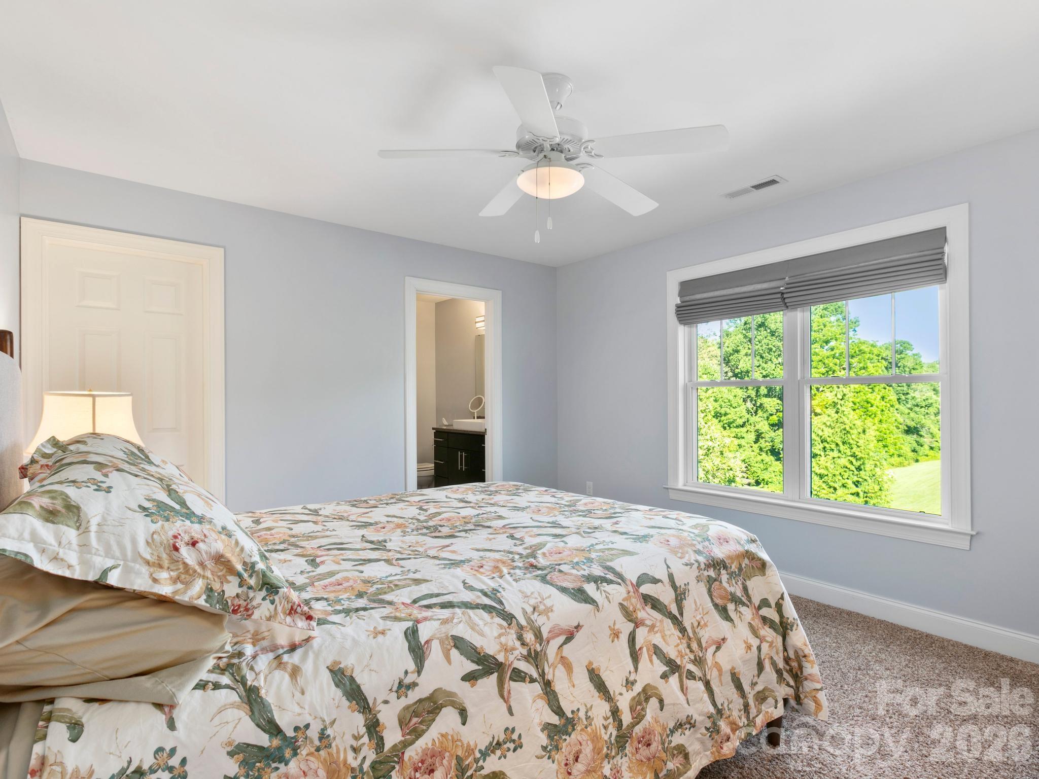 Bedroom with en suite bathroom (2nd Level) - 32 Lake Vista Drive, Fletcher