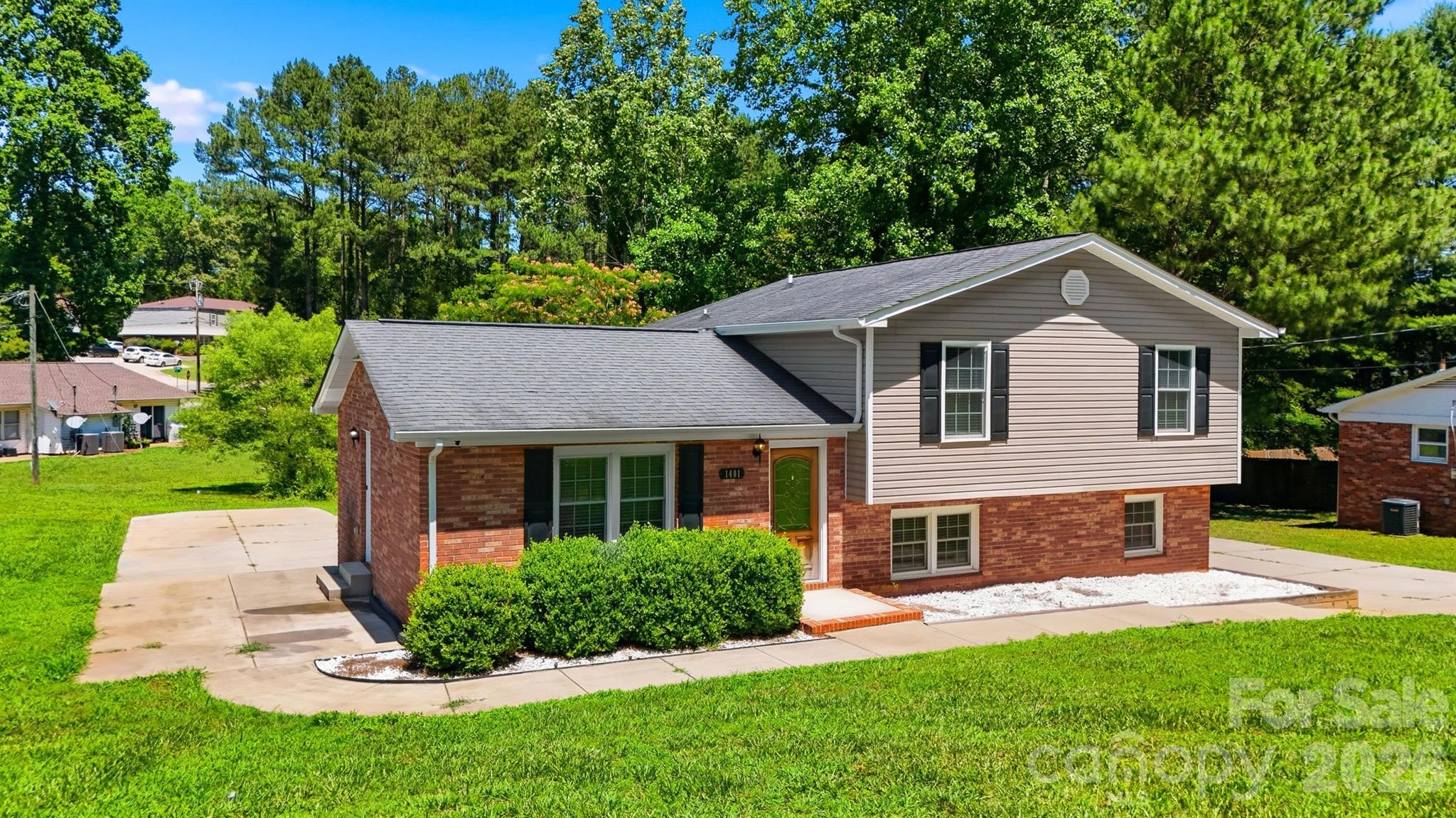 Single Family Residence at 1401 Southwest Boulevard, Newton, photo 2 of 47