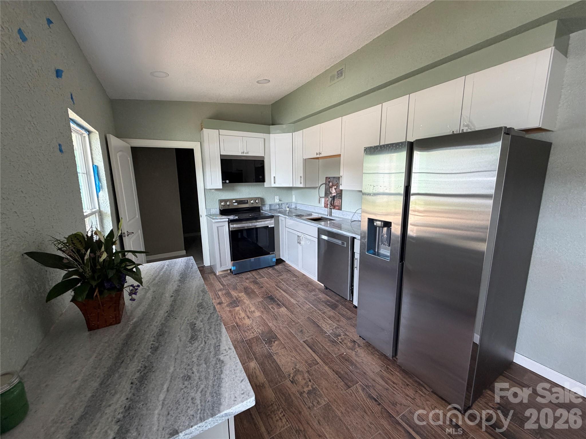 Kitchen and dining area. - 68 Circle Drive, Marion