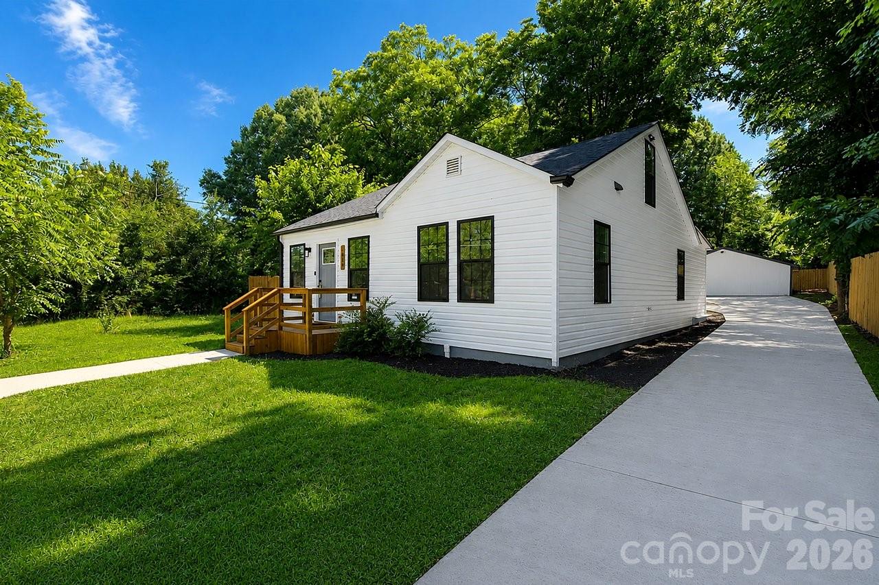 Single Family Residence at 1215 Wilson W Lee Boulevard, Statesville, photo 3 of 22