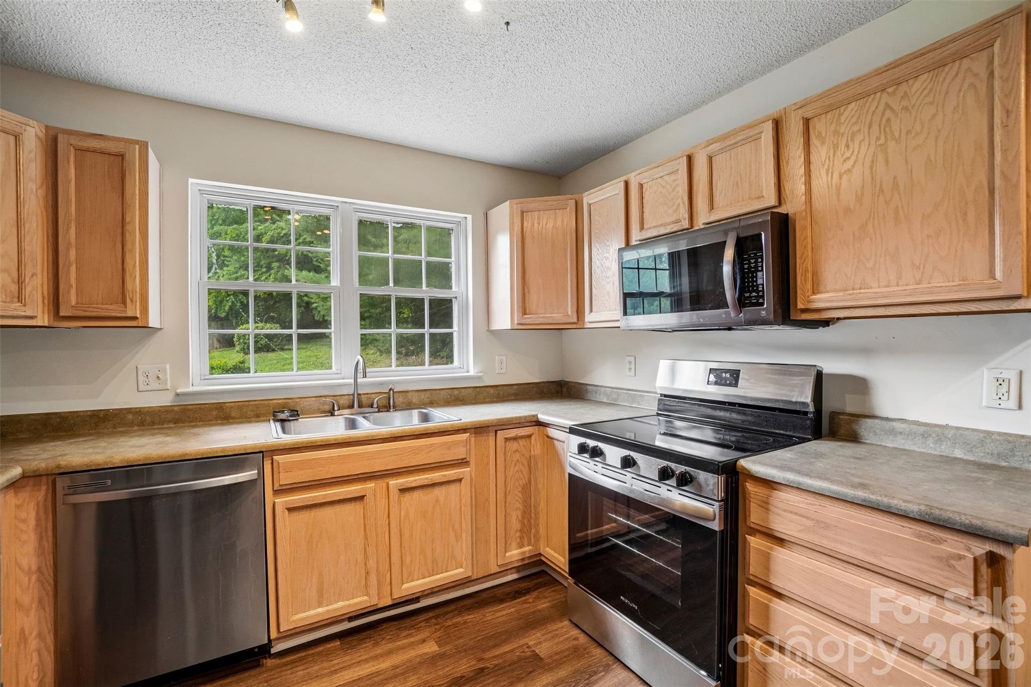 Single Family Residence at 124 Karla Circle, Hendersonville, photo 2 of 36
