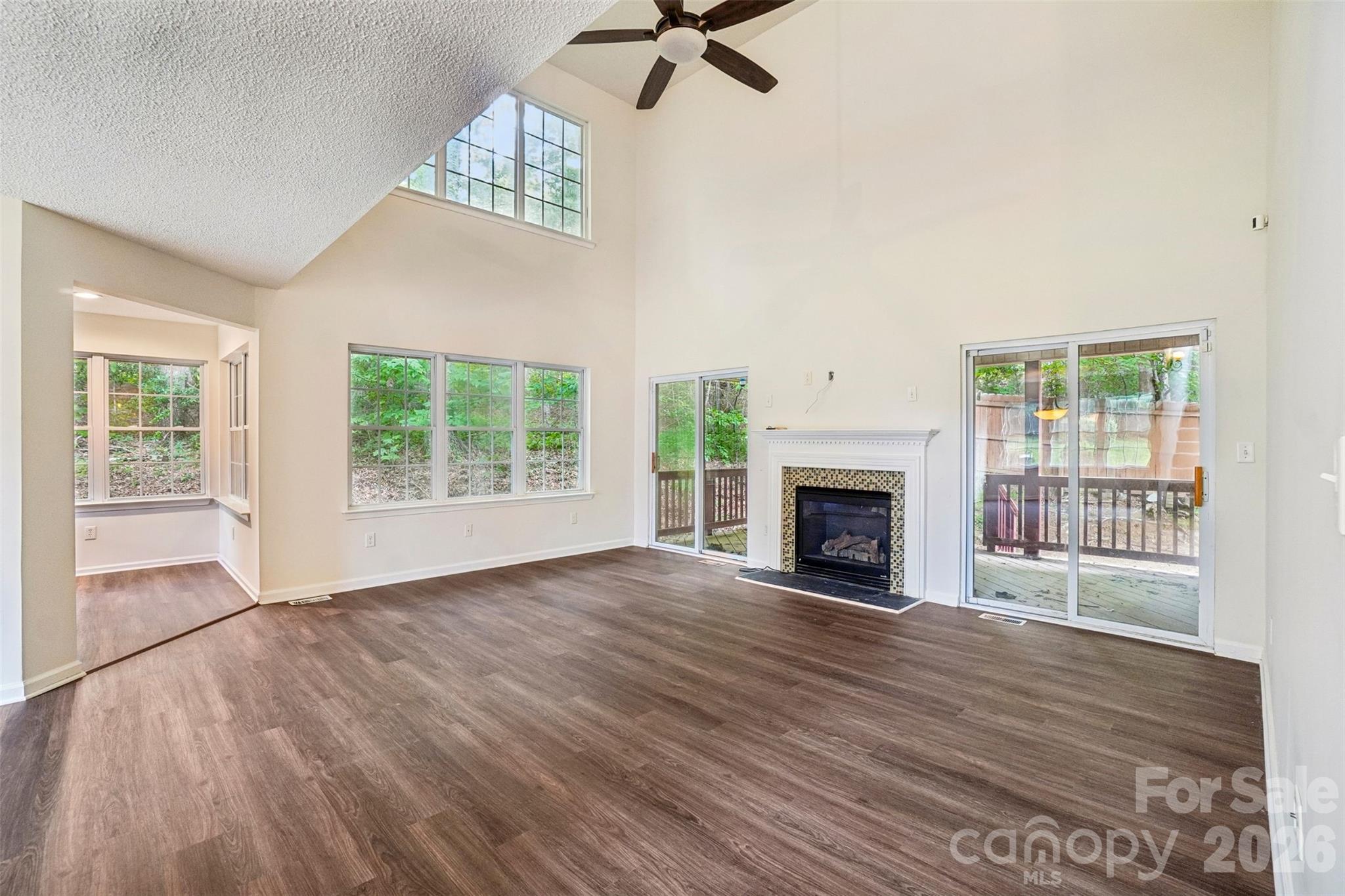 Single Family Residence at 124 Karla Circle, Hendersonville, photo 3 of 36