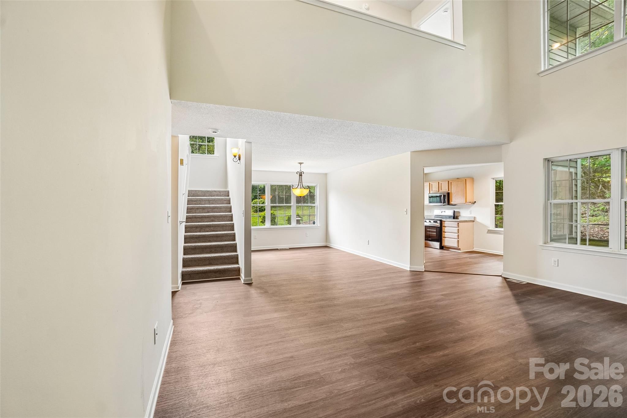 Single Family Residence at 124 Karla Circle, Hendersonville, photo 8 of 36
