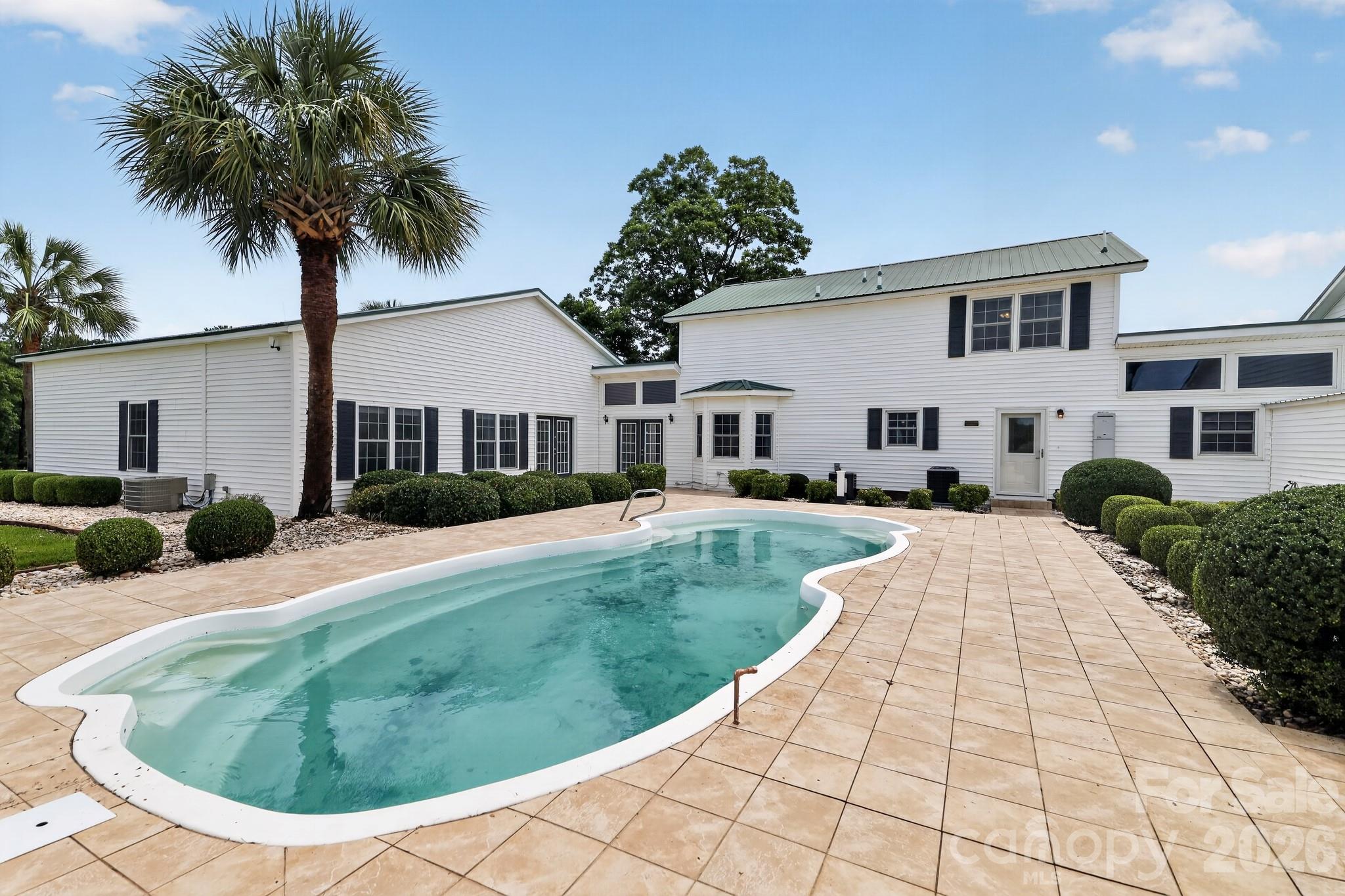 Single Family Residence at 450 Bull Swamp Road, St. Matthews, photo 11 of 48