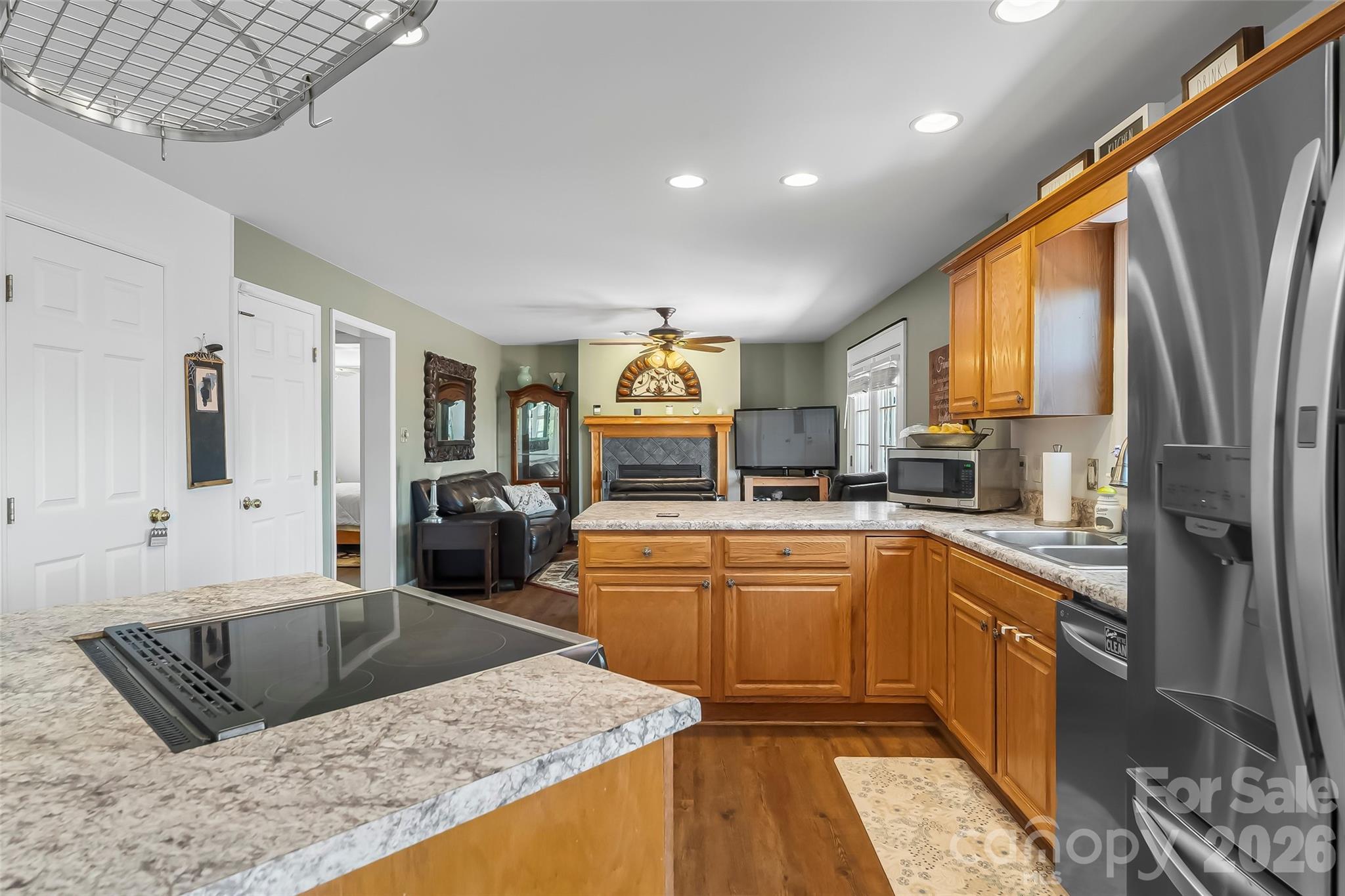 Large Kitchen with real wood cabinets - 70 Heslar Way, Marshall