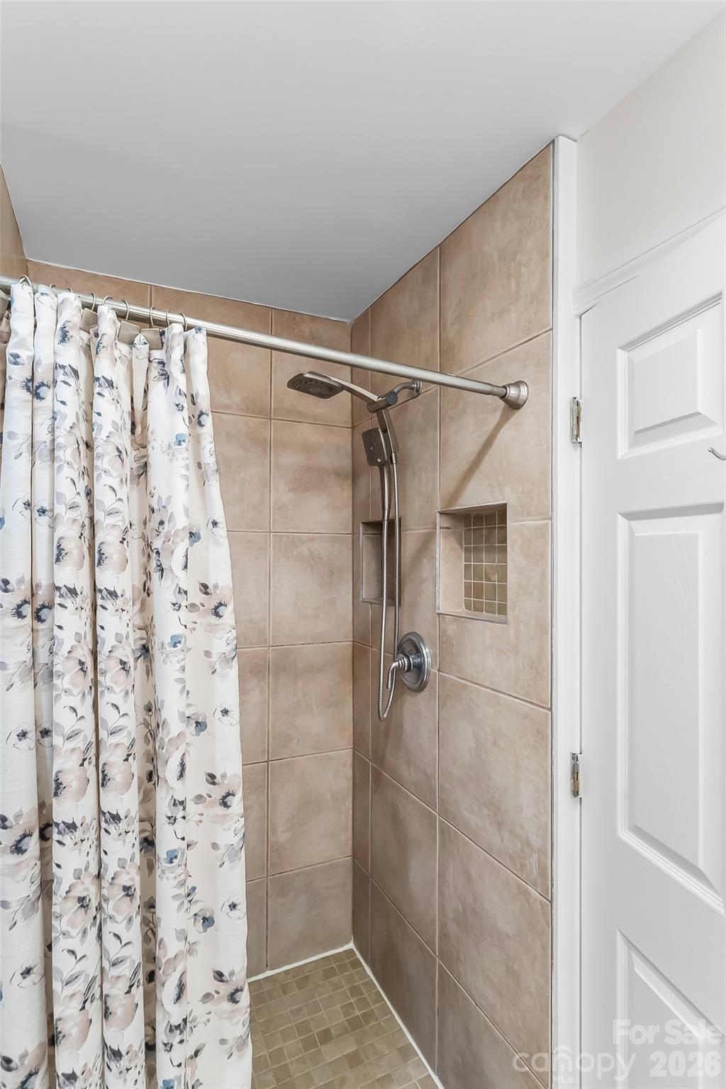 Walk in shower upper level - 70 Heslar Way, Marshall