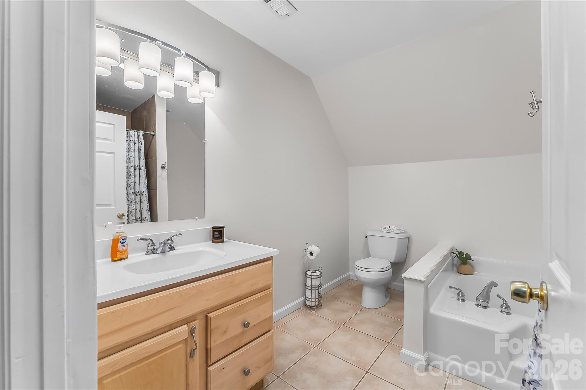 Second bath upper level - 70 Heslar Way, Marshall
