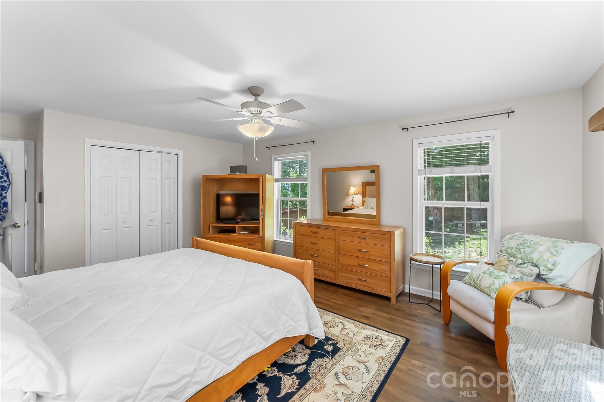 Very Large primary bedroom main floor - 70 Heslar Way, Marshall