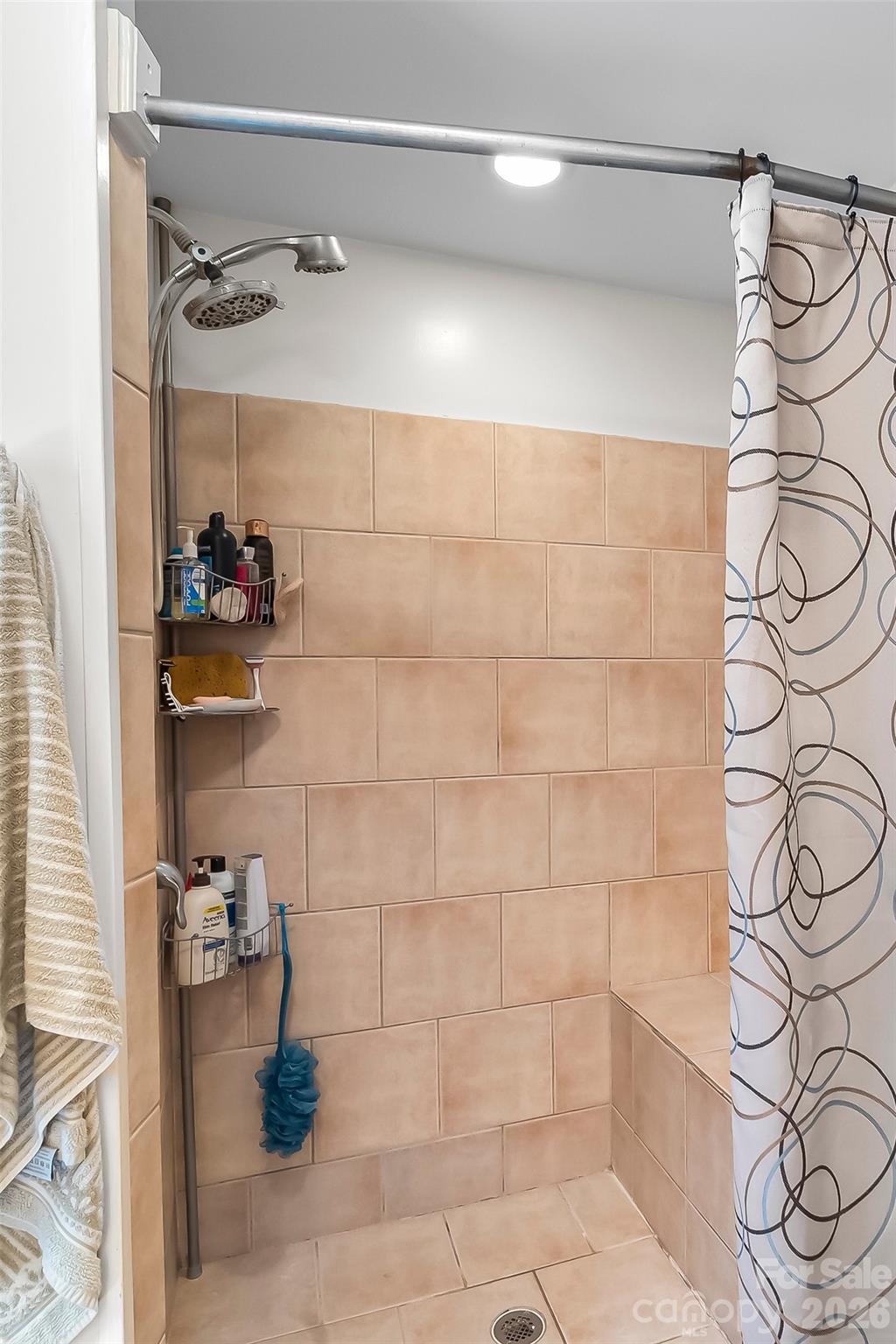 Large Shower Primary - 70 Heslar Way, Marshall
