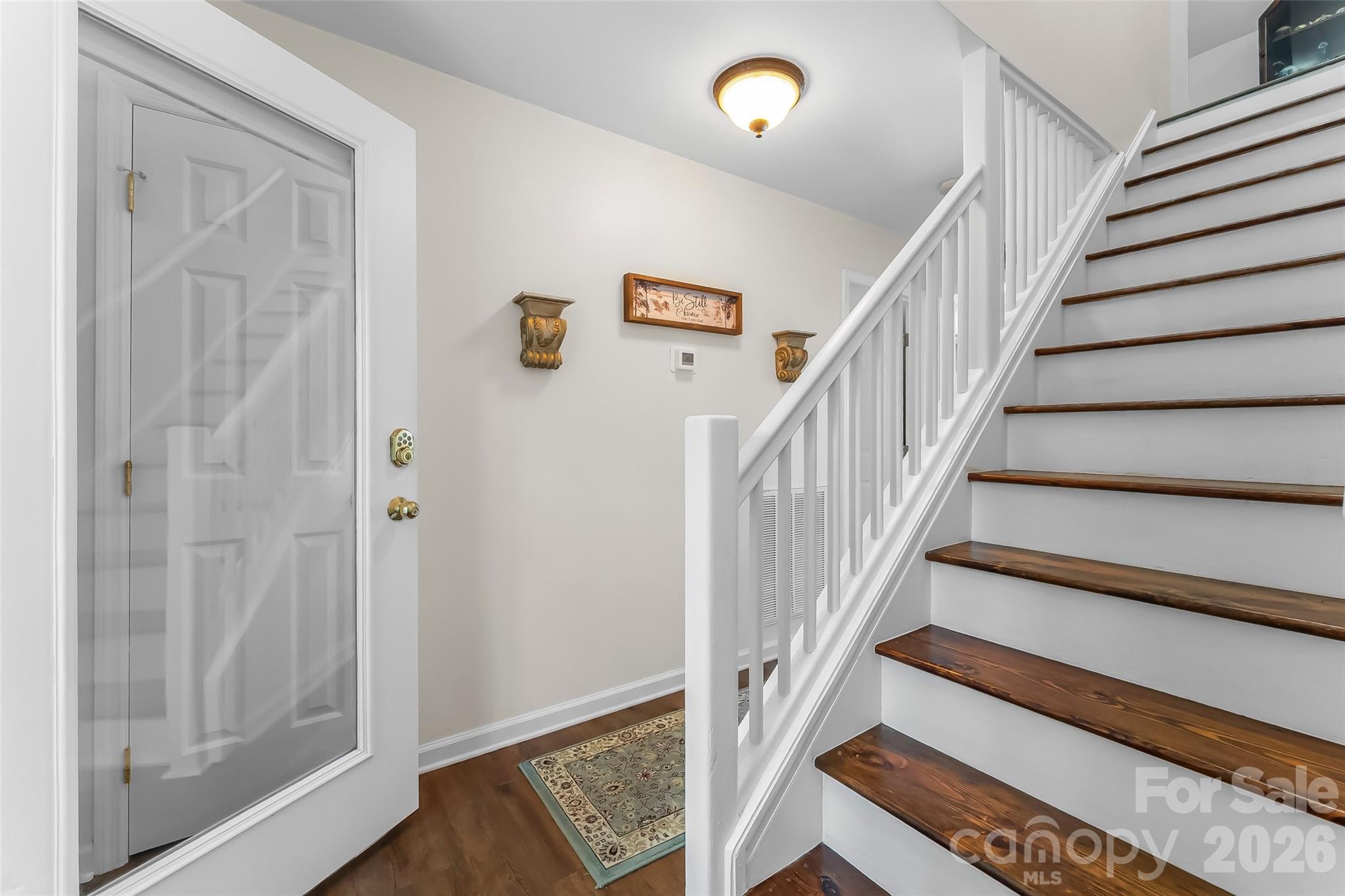 Beautiful entrance foyer - 70 Heslar Way, Marshall