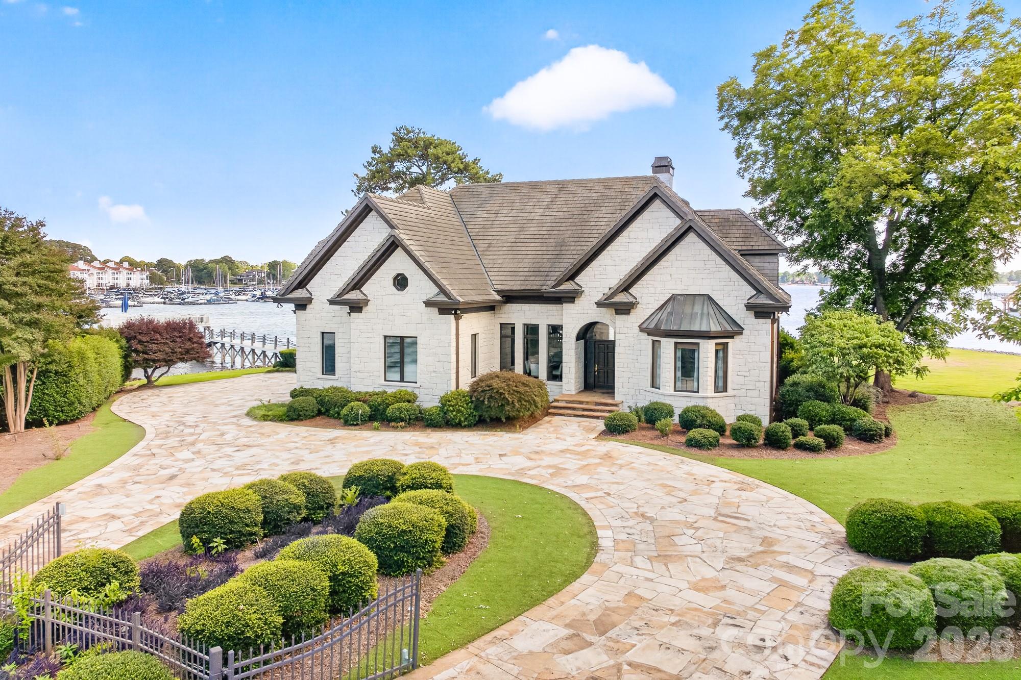 Single Family Residence at 18212 Pompano Place, Cornelius, photo 2 of 46