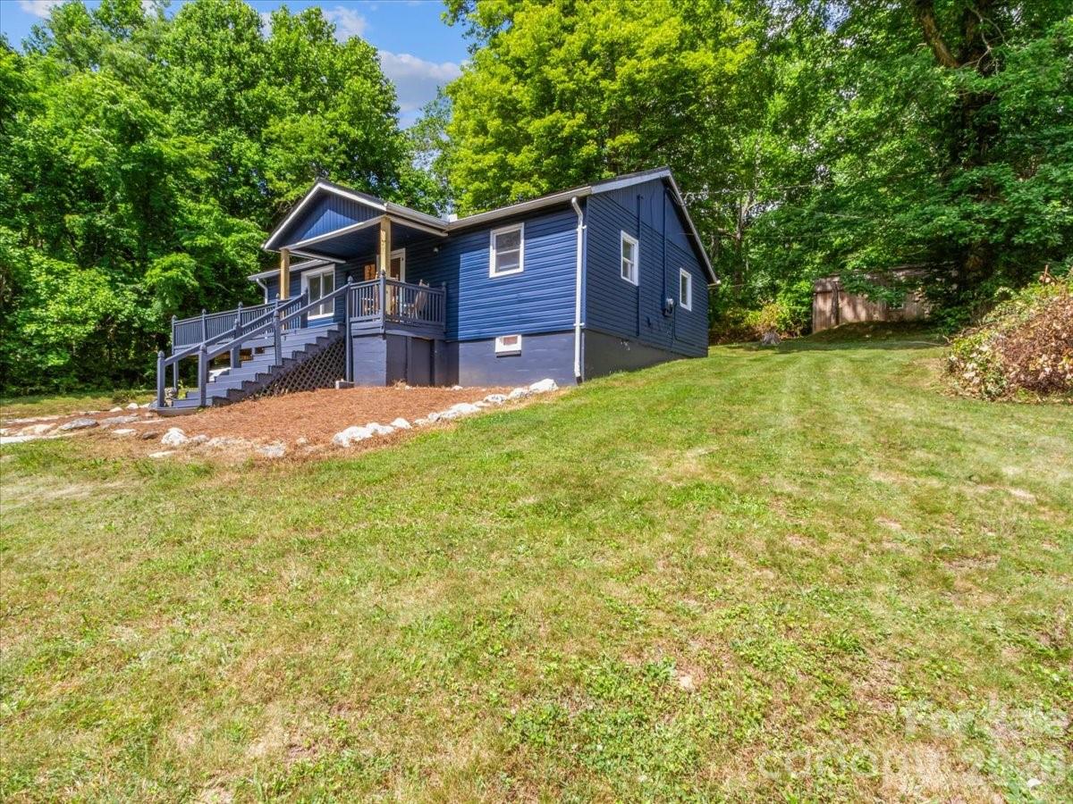 Single Family Residence at 352 Jakes Branch Road, Spruce Pine, photo 3 of 31