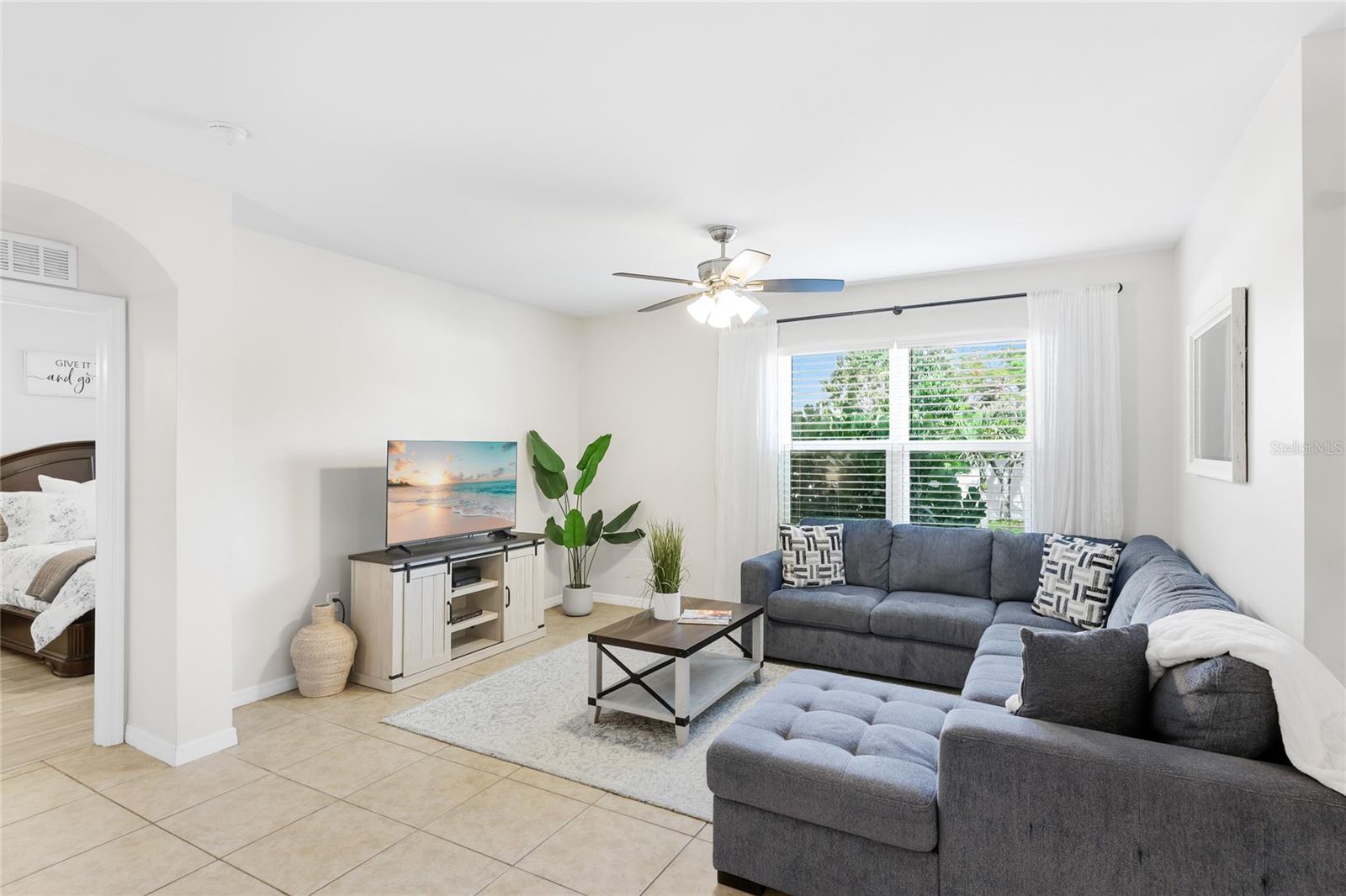 Large Family Room overlooking the yard. - 24413 BANDONI PL, VENICE