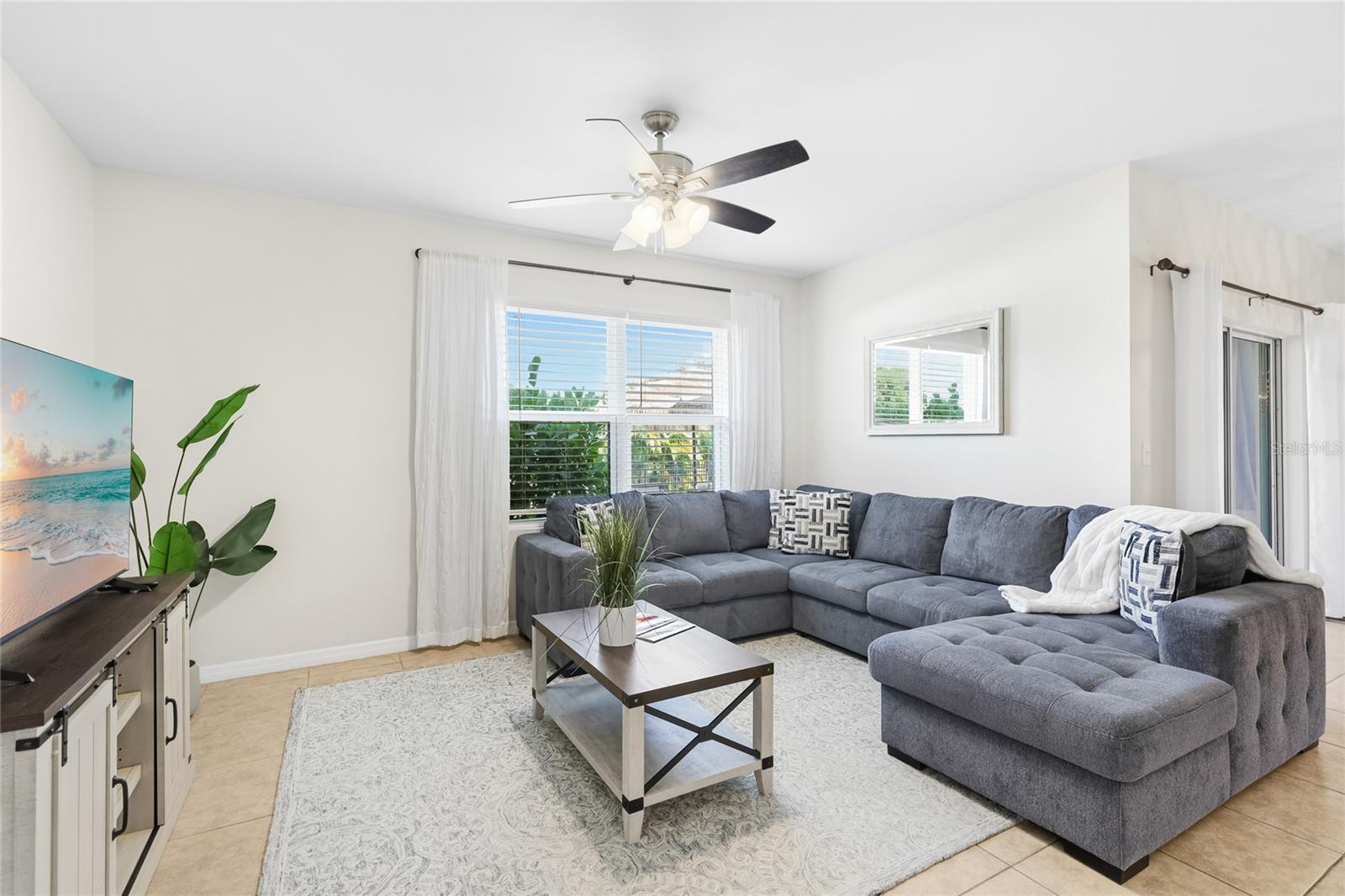 Large Family Room overlooking the yard. - 24413 BANDONI PL, VENICE