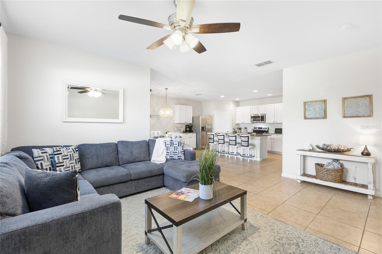 Large Family Room overlooking the yard. - 24413 BANDONI PL, VENICE