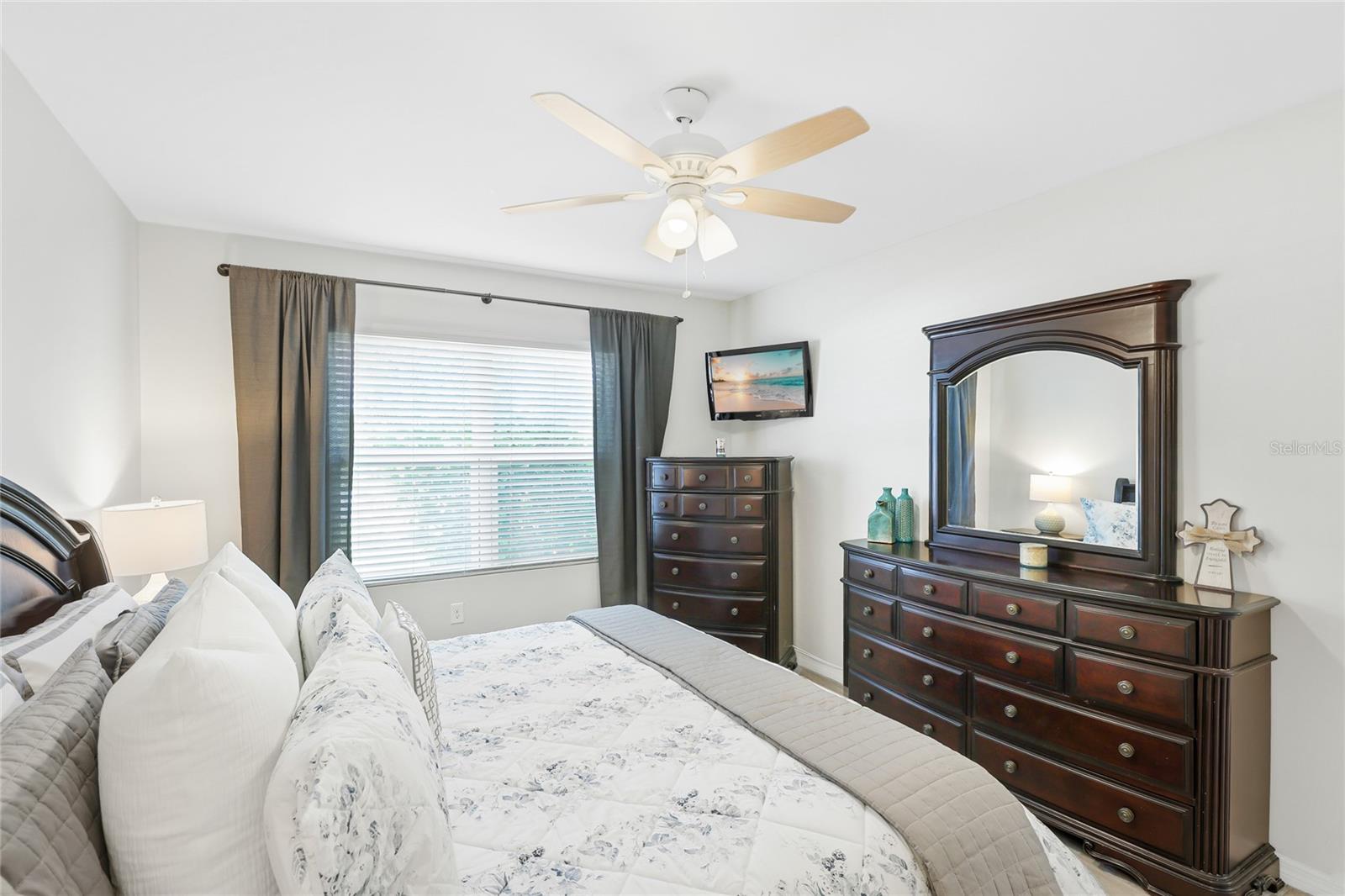 Large Primary Bedroom with en-suite bathroom. - 24413 BANDONI PL, VENICE