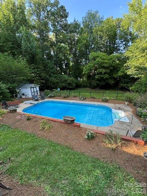 Pool - 606 N Pine Lane, Wadesboro