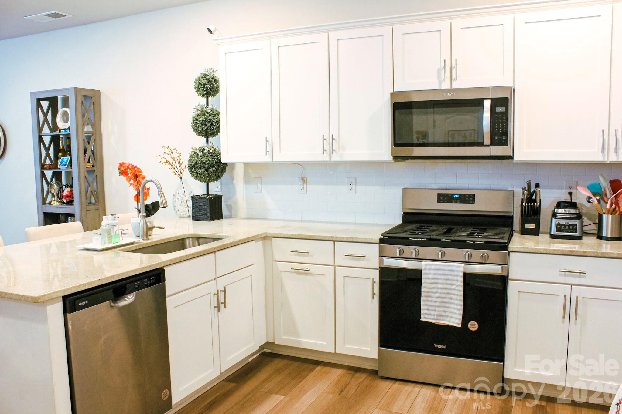 Gas range and microwave - 1925 Plath Top Road, Rock Hill