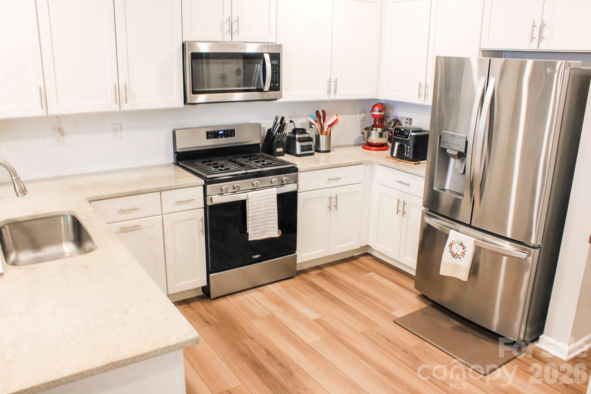 Stainless appliances and granite countertops - 1925 Plath Top Road, Rock Hill