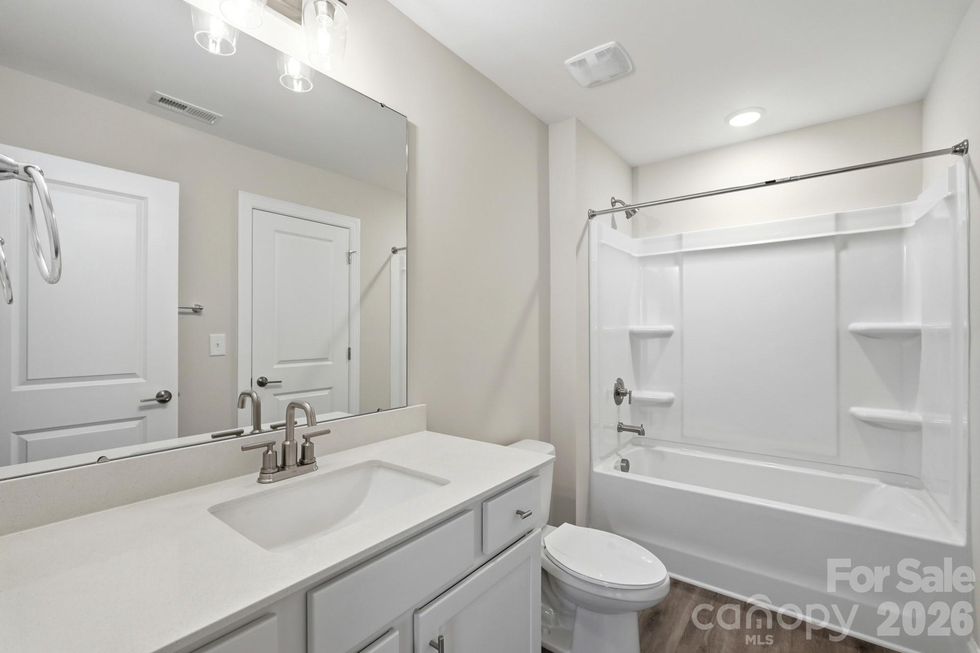 Upper level bathroom - 15216 First Broad Drive, Huntersville