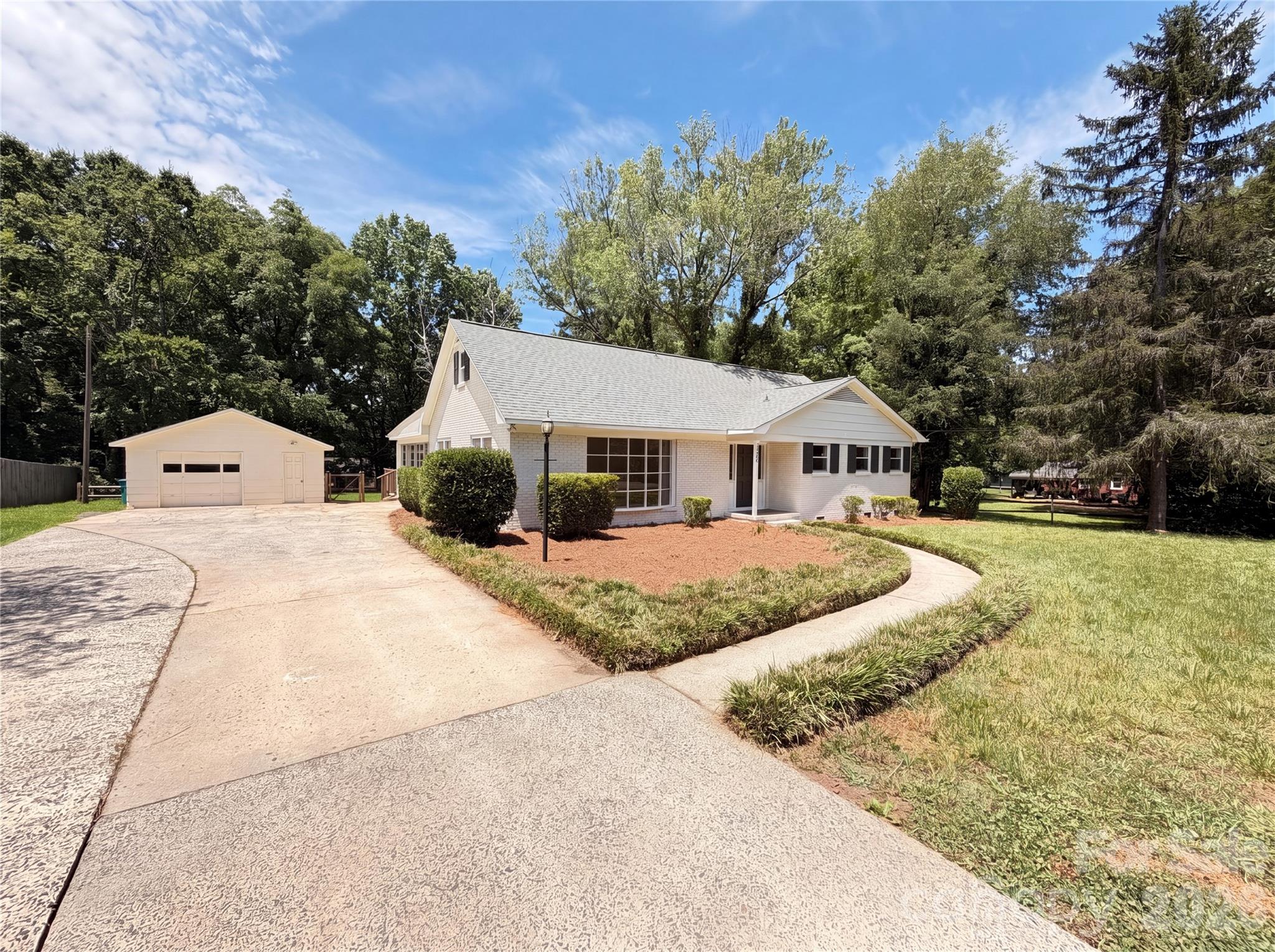Single Family Residence at 11932 Idlewild Road, Matthews, photo 2 of 19
