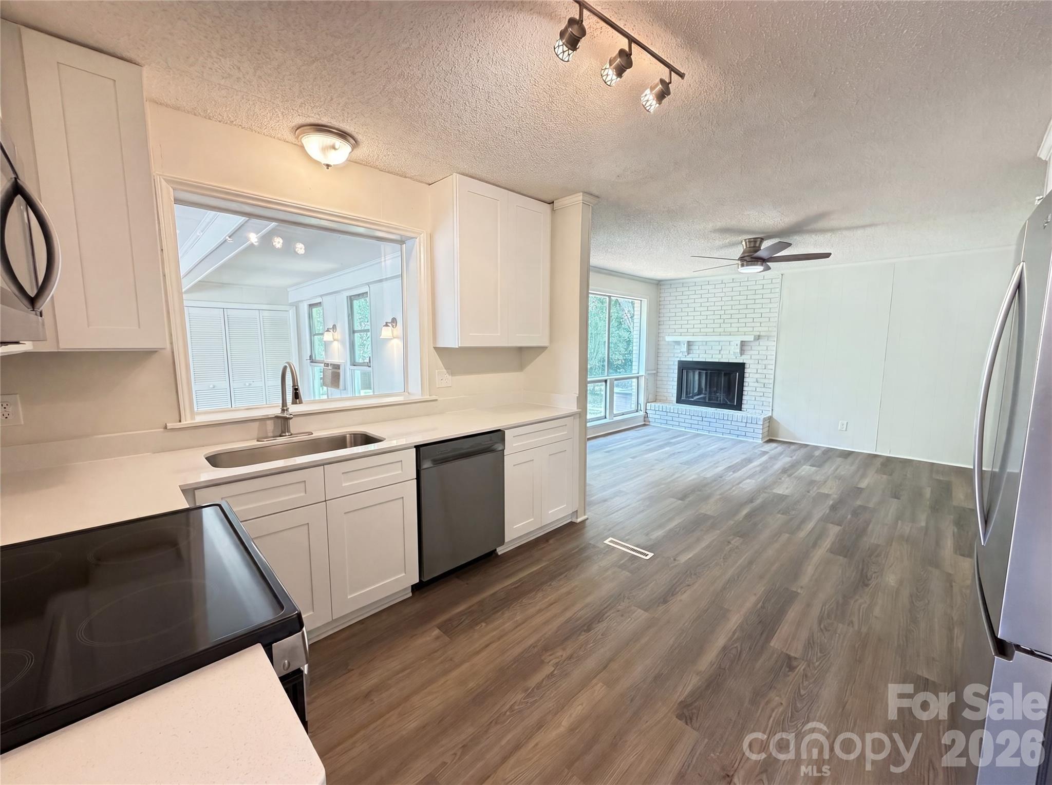 Single Family Residence at 11932 Idlewild Road, Matthews, photo 7 of 19