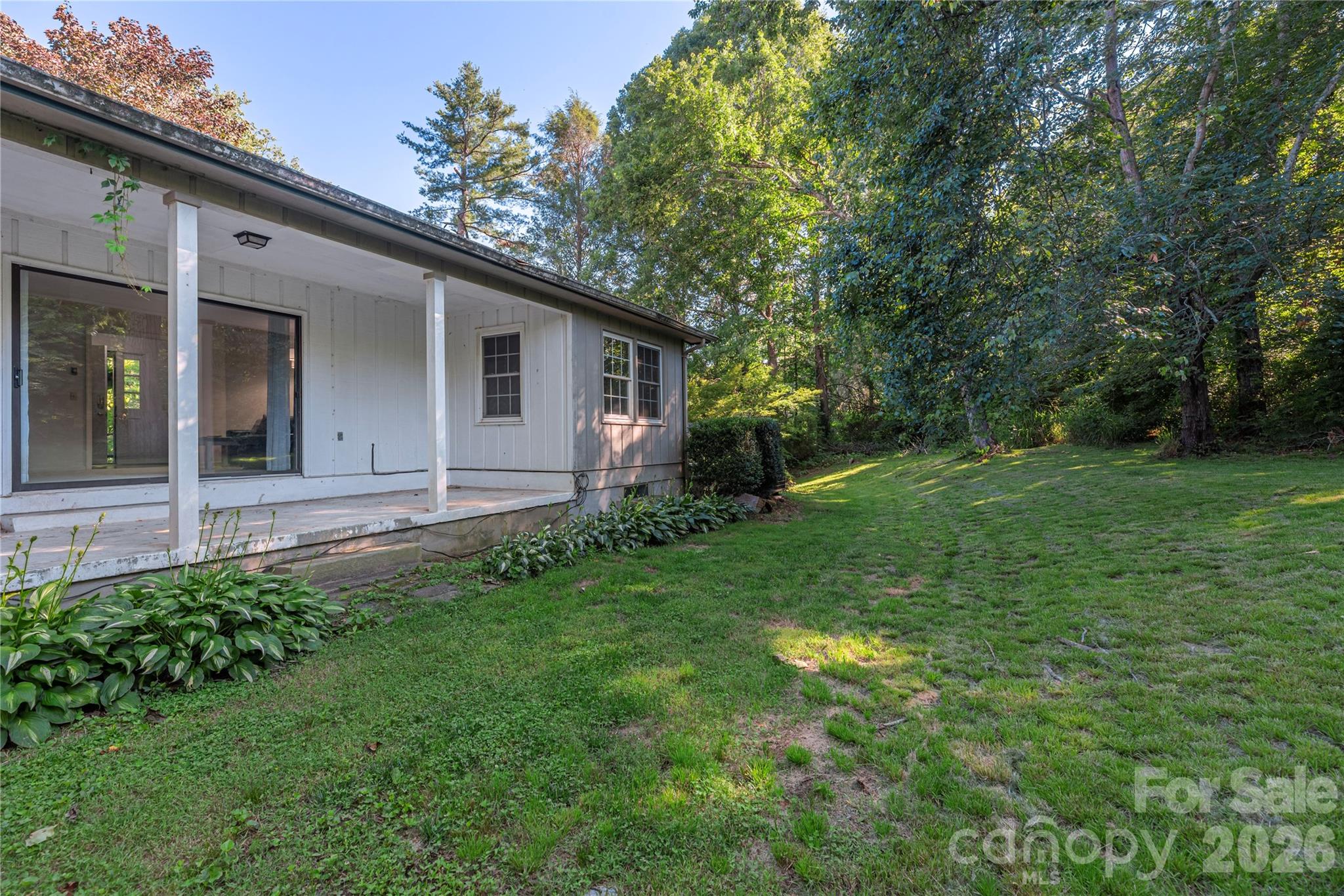 Single Family Residence at 142 Whisperwood Drive, Hendersonville, photo 2 of 25
