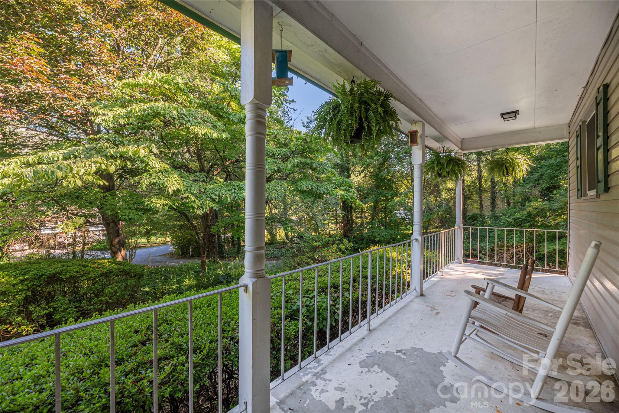 Single Family Residence at 142 Whisperwood Drive, Hendersonville, photo 3 of 25
