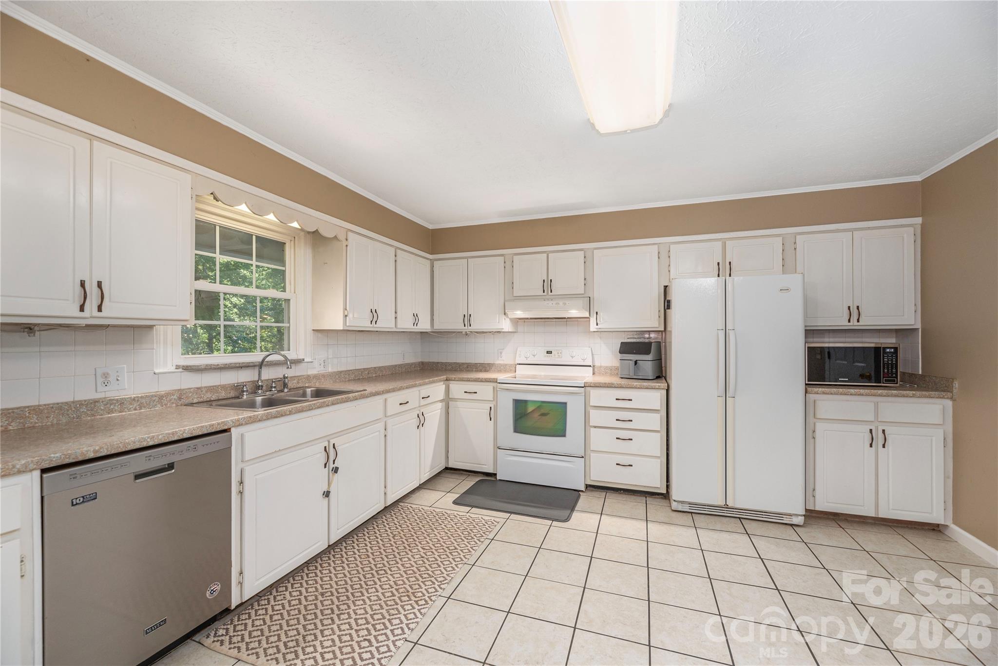 Single Family Residence at 142 Whisperwood Drive, Hendersonville, photo 5 of 25