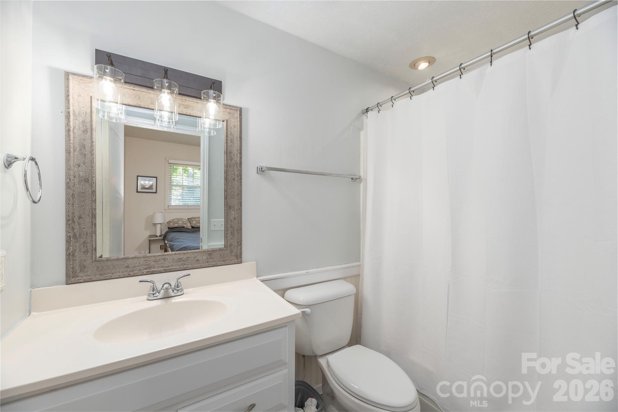 Single Family Residence at 142 Whisperwood Drive, Hendersonville, photo 6 of 25