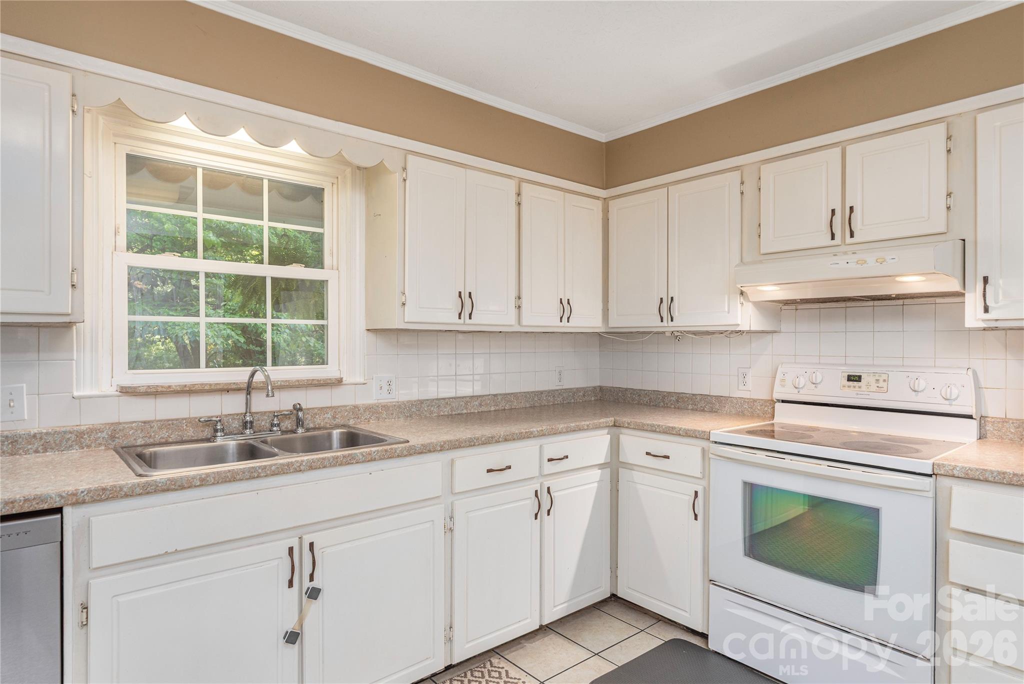 Single Family Residence at 142 Whisperwood Drive, Hendersonville, photo 14 of 25