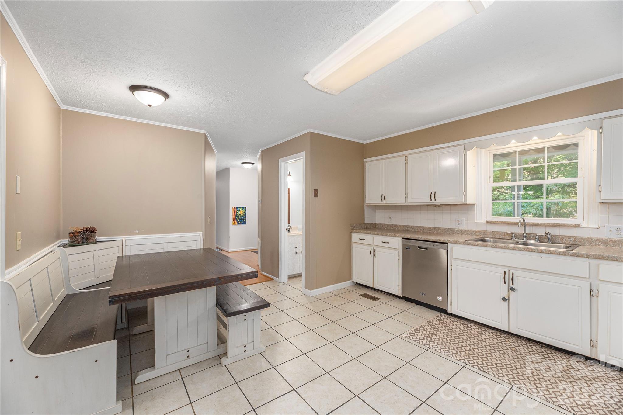 Single Family Residence at 142 Whisperwood Drive, Hendersonville, photo 15 of 25