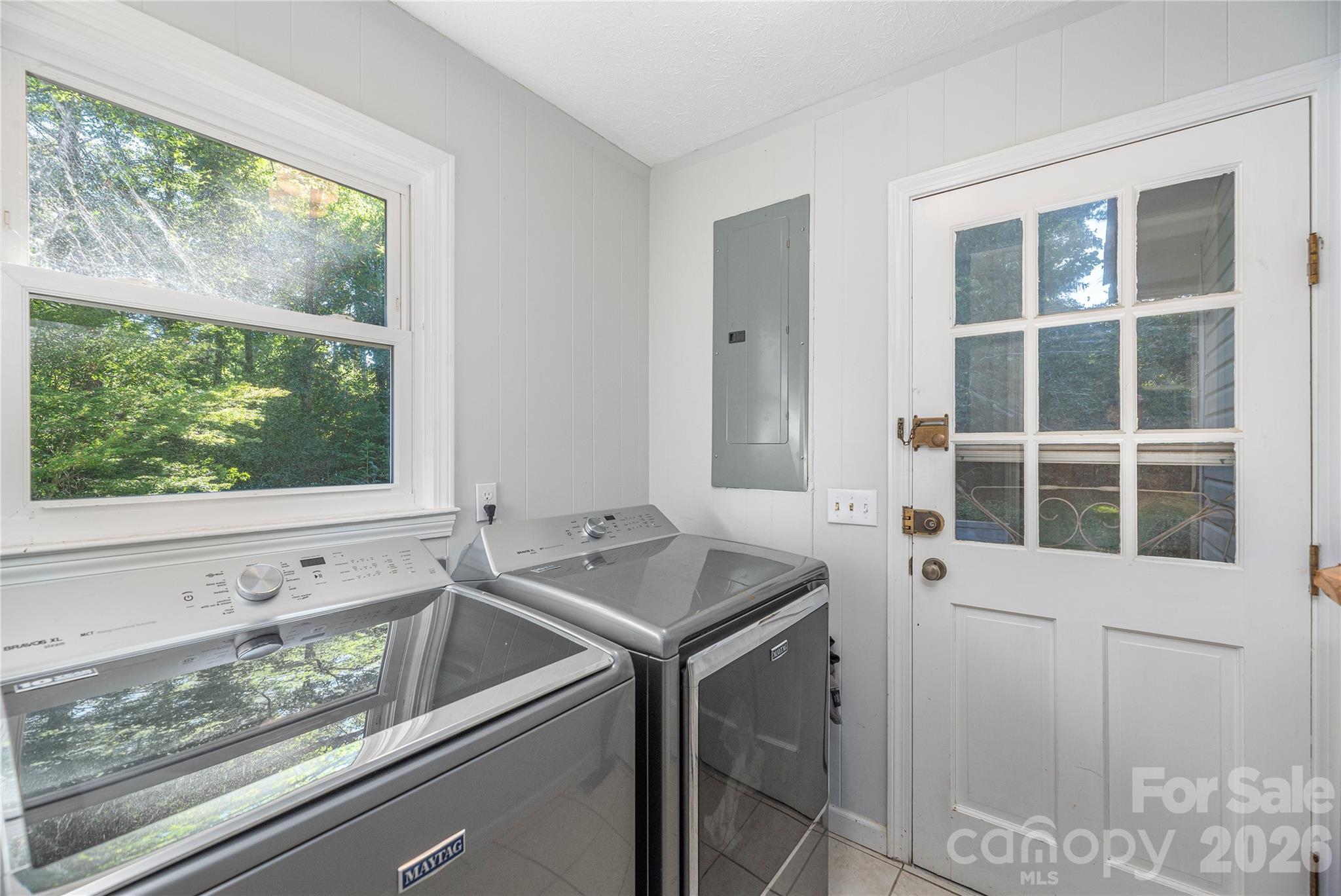 Single Family Residence at 142 Whisperwood Drive, Hendersonville, photo 16 of 25