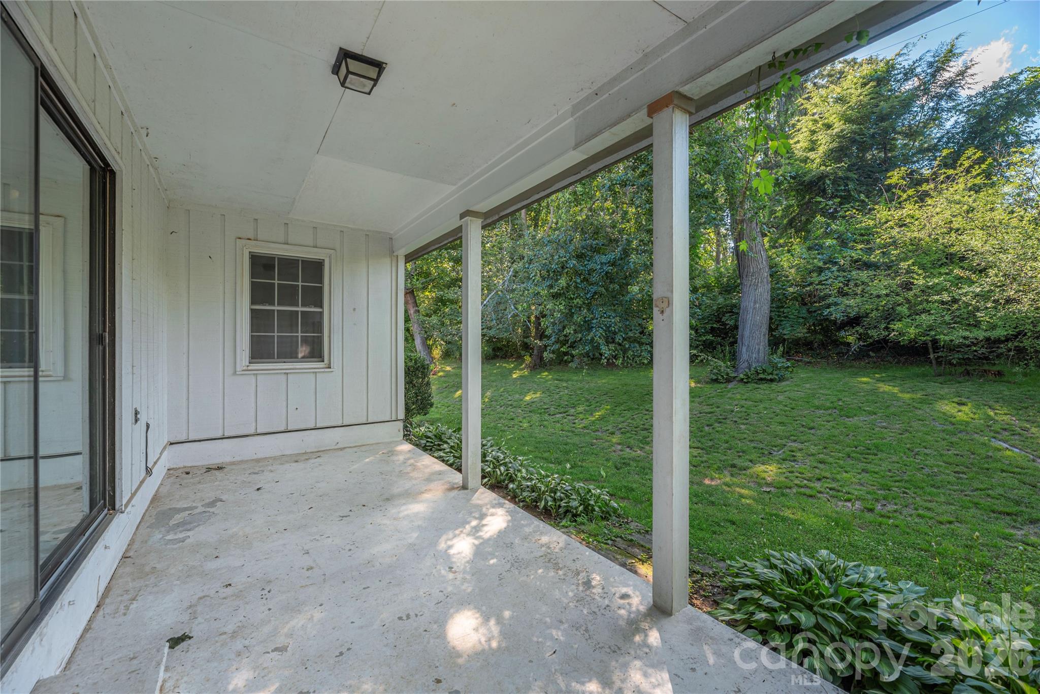 Single Family Residence at 142 Whisperwood Drive, Hendersonville, photo 21 of 25