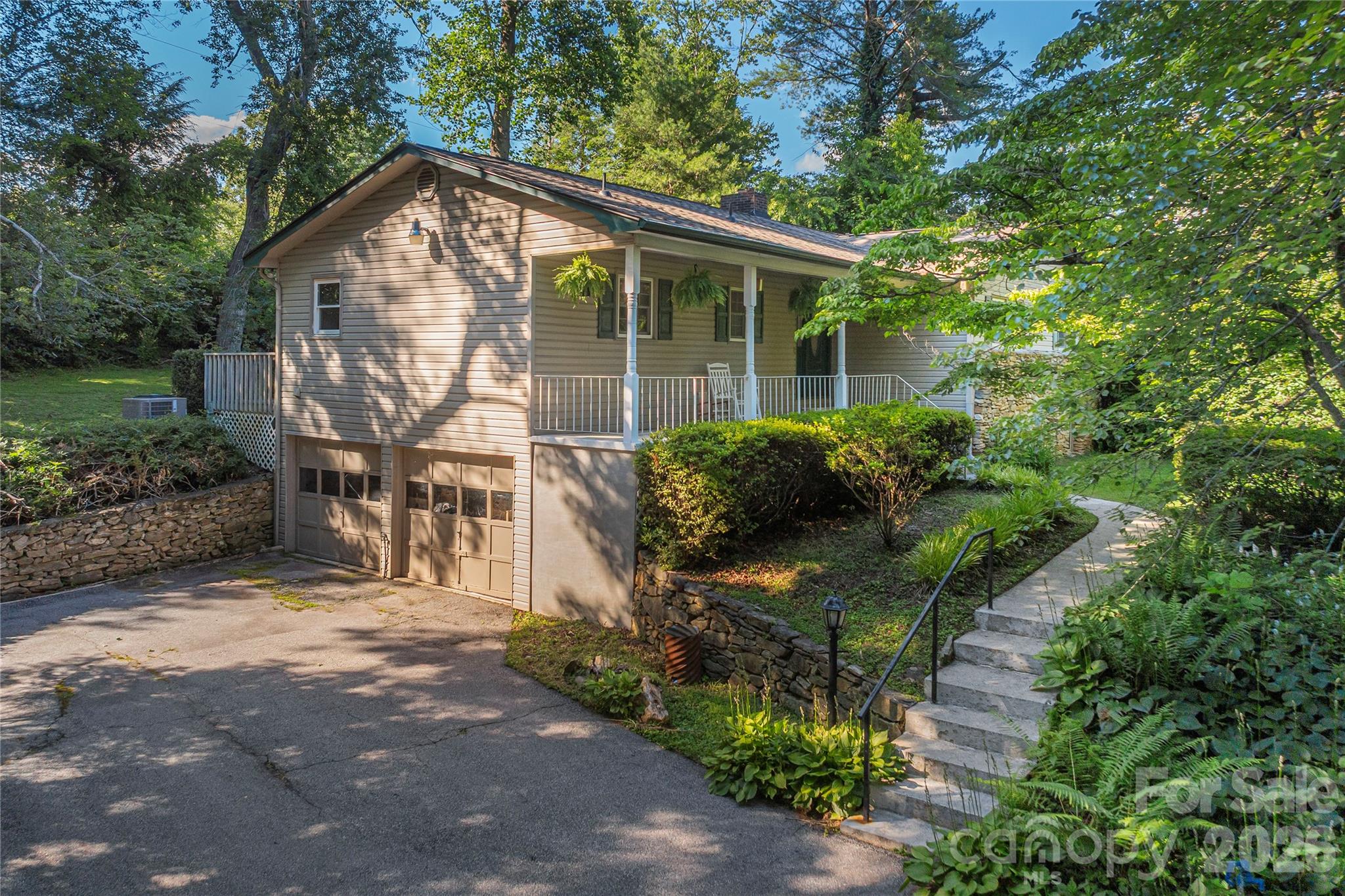 Single Family Residence at 142 Whisperwood Drive, Hendersonville, photo 22 of 25