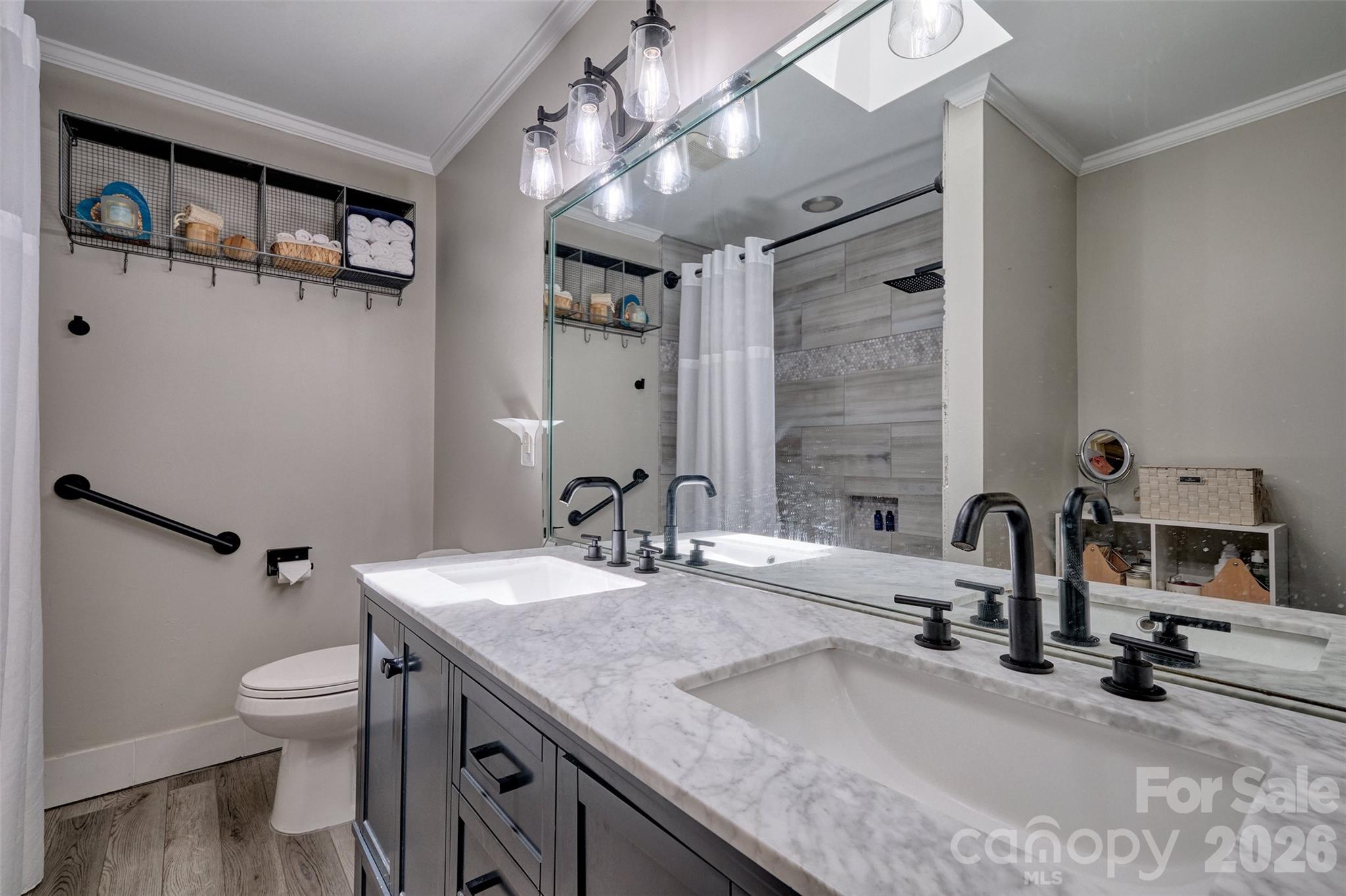 Light and bright primary bath - 18 Shipmaster Court, Lake Wylie