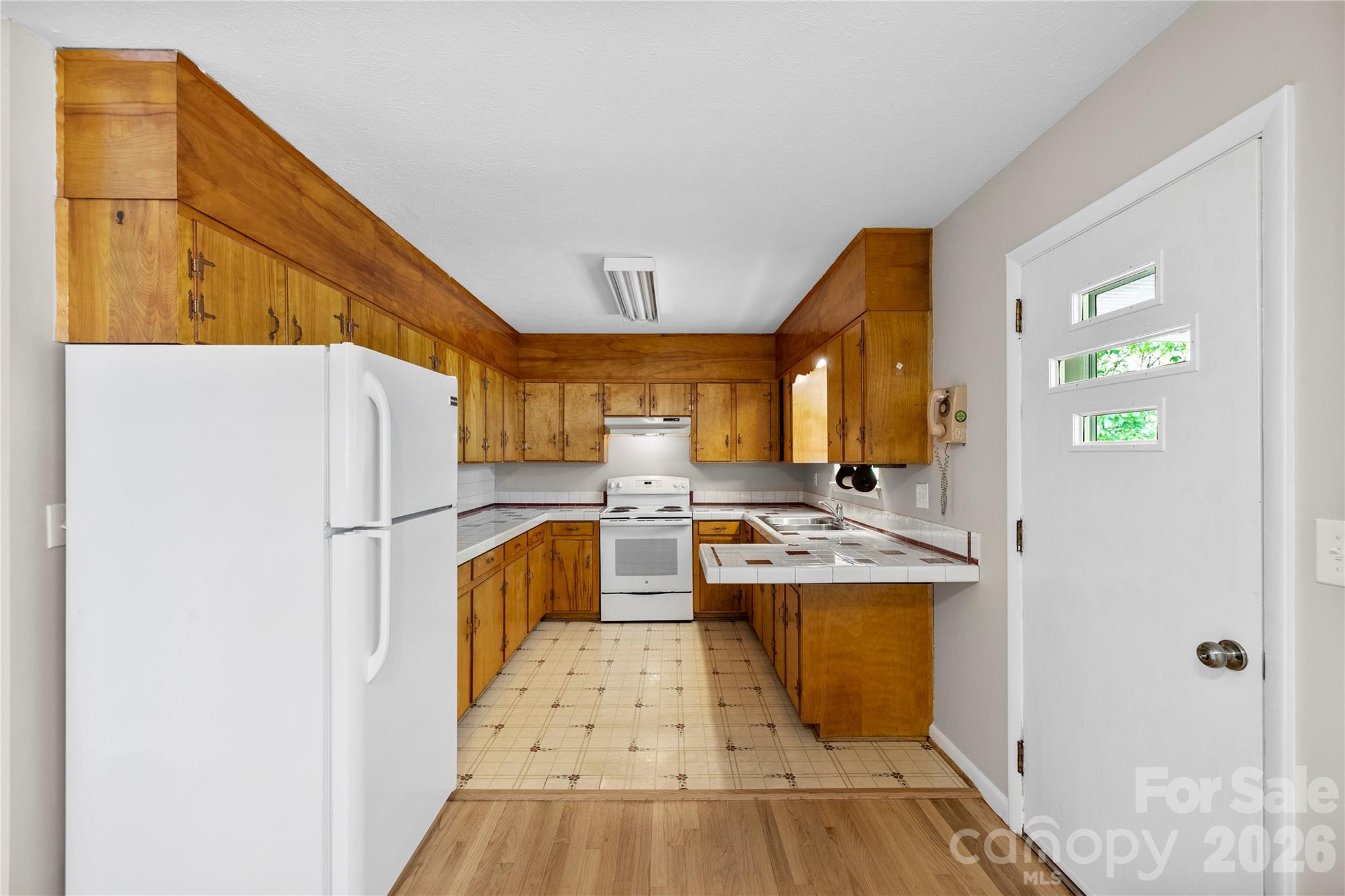 Single Family Residence at 309 Oak Hill Road, Candler, photo 16 of 39