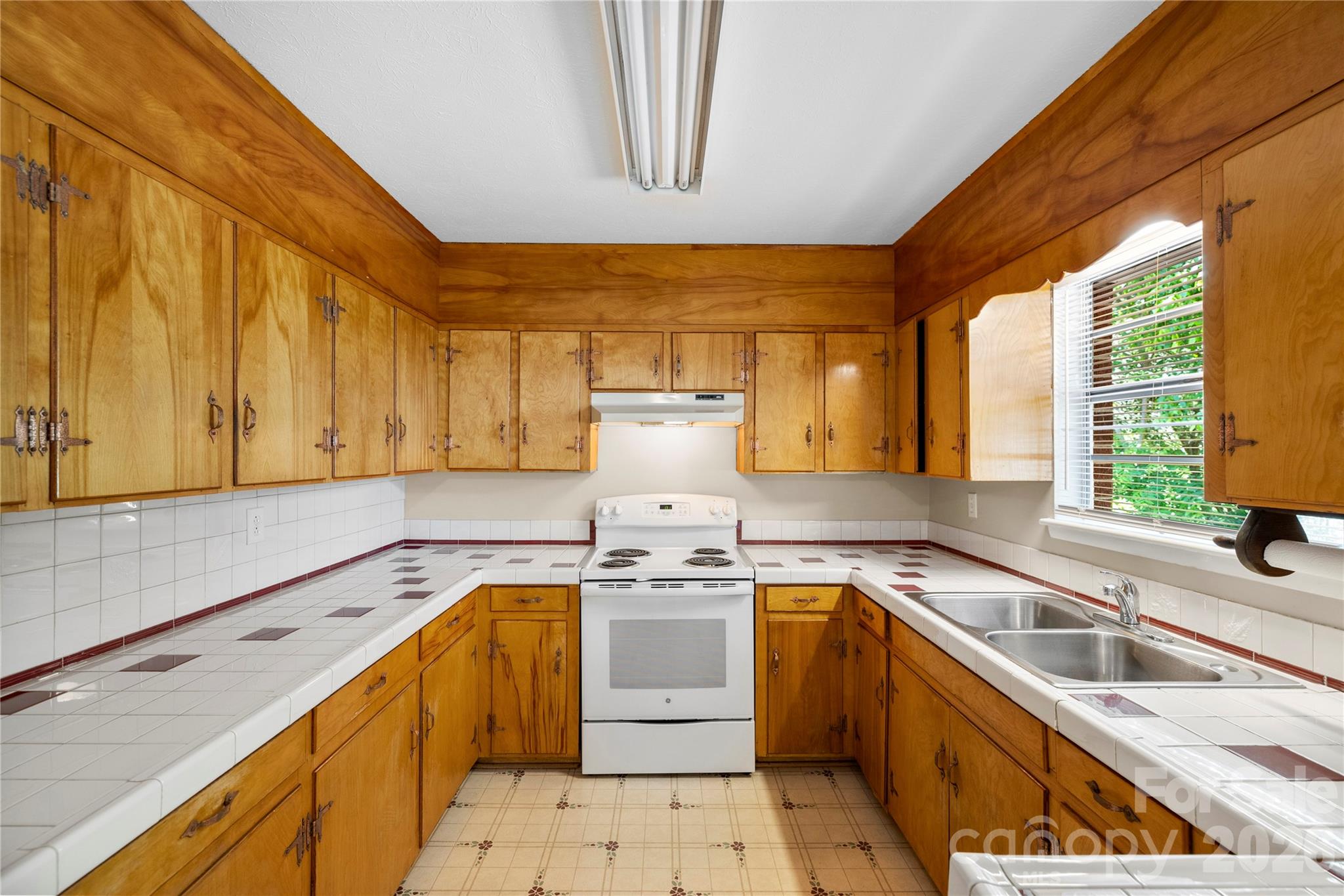 Single Family Residence at 309 Oak Hill Road, Candler, photo 17 of 39