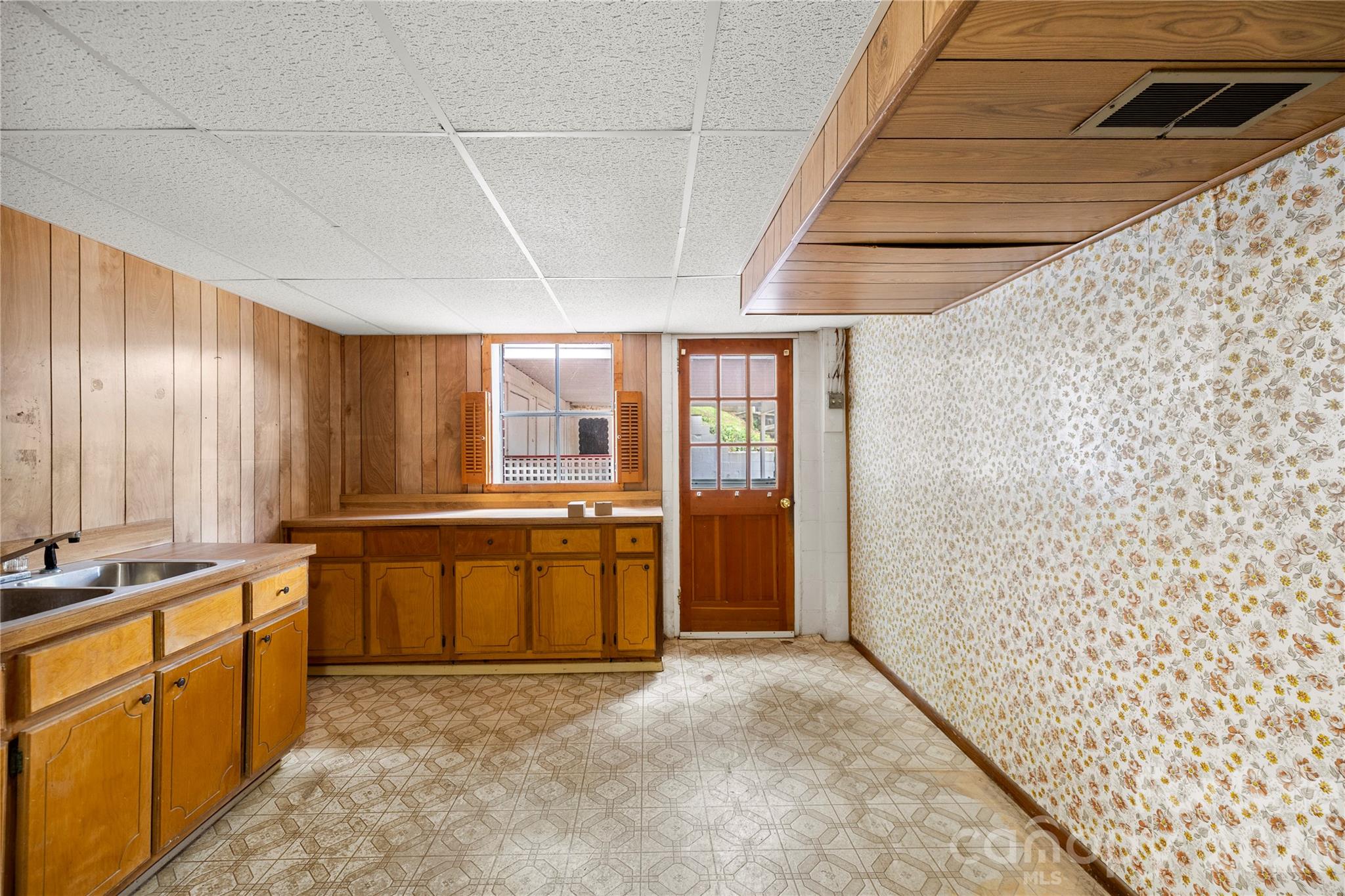Wetbar in basement - 309 Oak Hill Road, Candler
