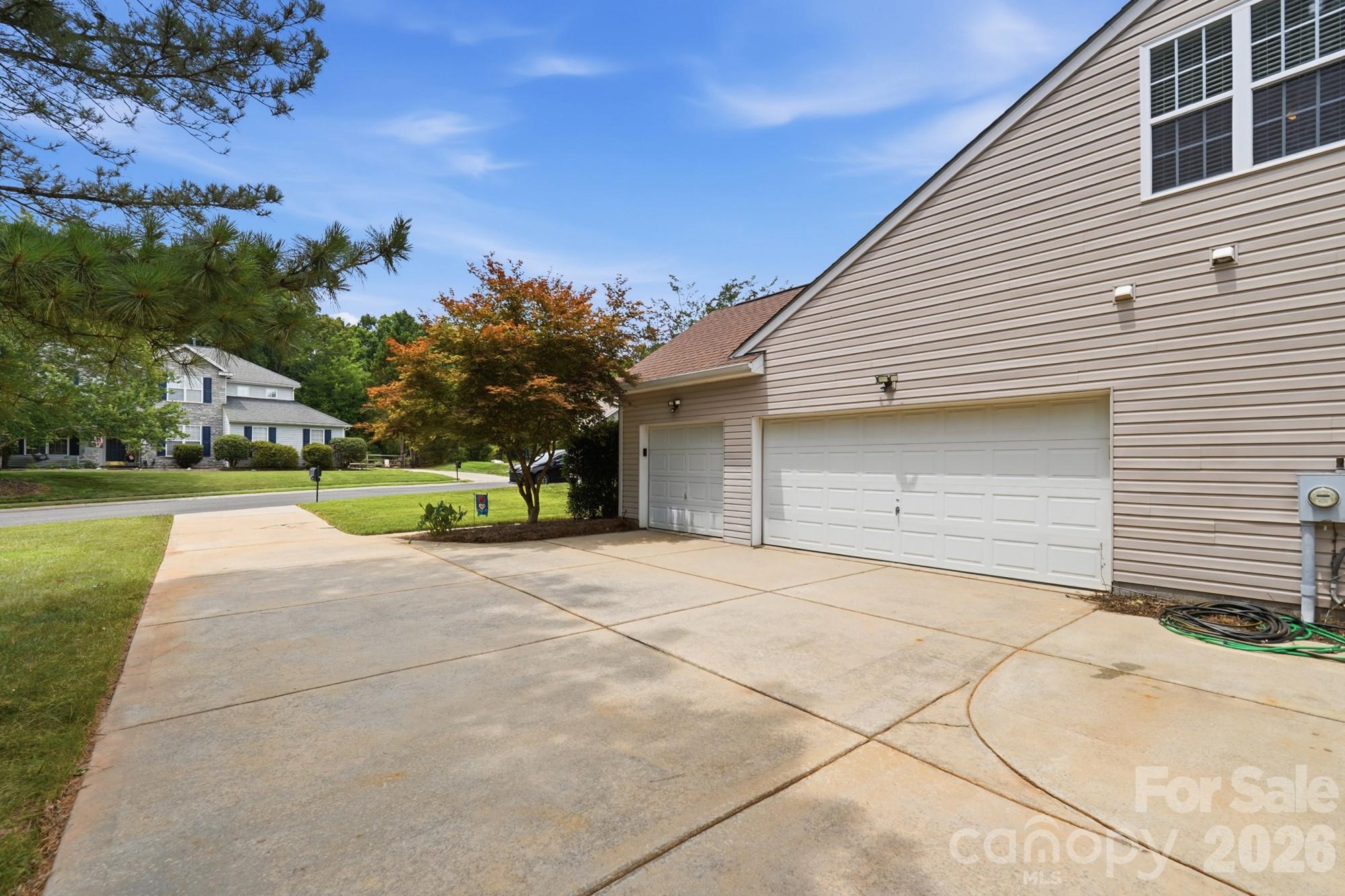 Single Family Residence at 1217 Brionne Court, Waxhaw, photo 3 of 48