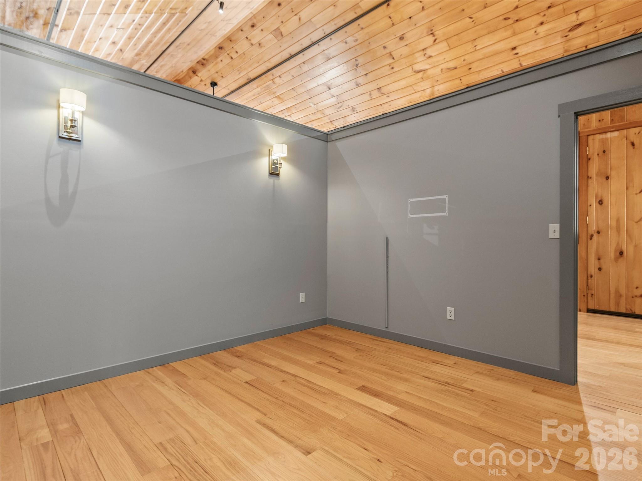 Guest house bonus room - 191 N Fork Road, Burnsville
