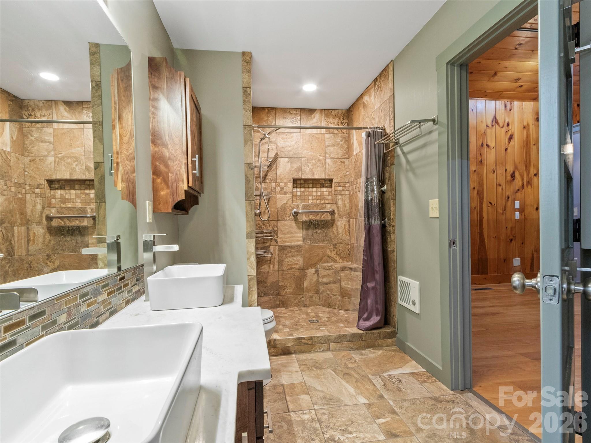 Guest house bathroom - 191 N Fork Road, Burnsville