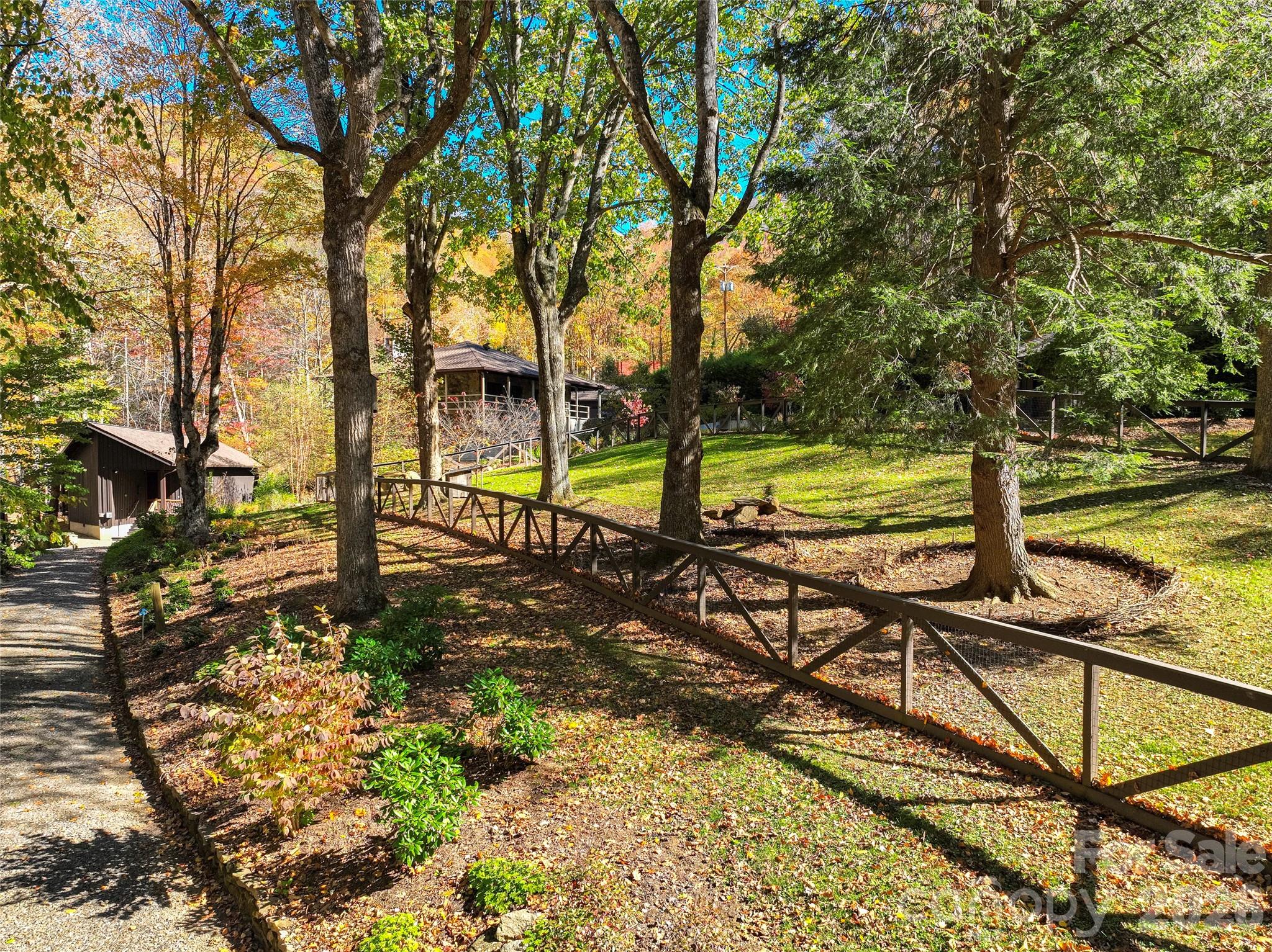 Landscaping and fenced yard - 191 N Fork Road, Burnsville