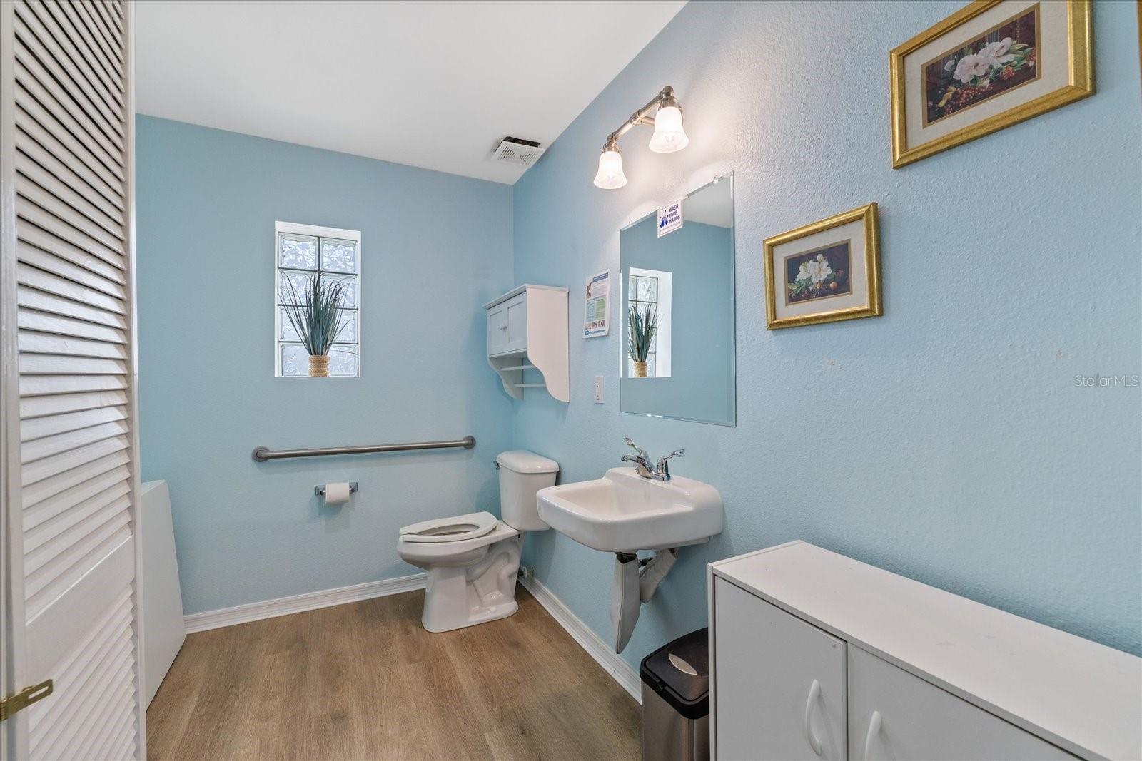 Restroom - 6511 MAIN ST, NEW PORT RICHEY