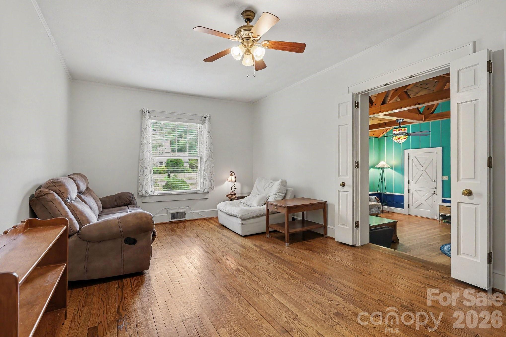 Single Family Residence at 404 Fairview Drive, Lexington, photo 10 of 42