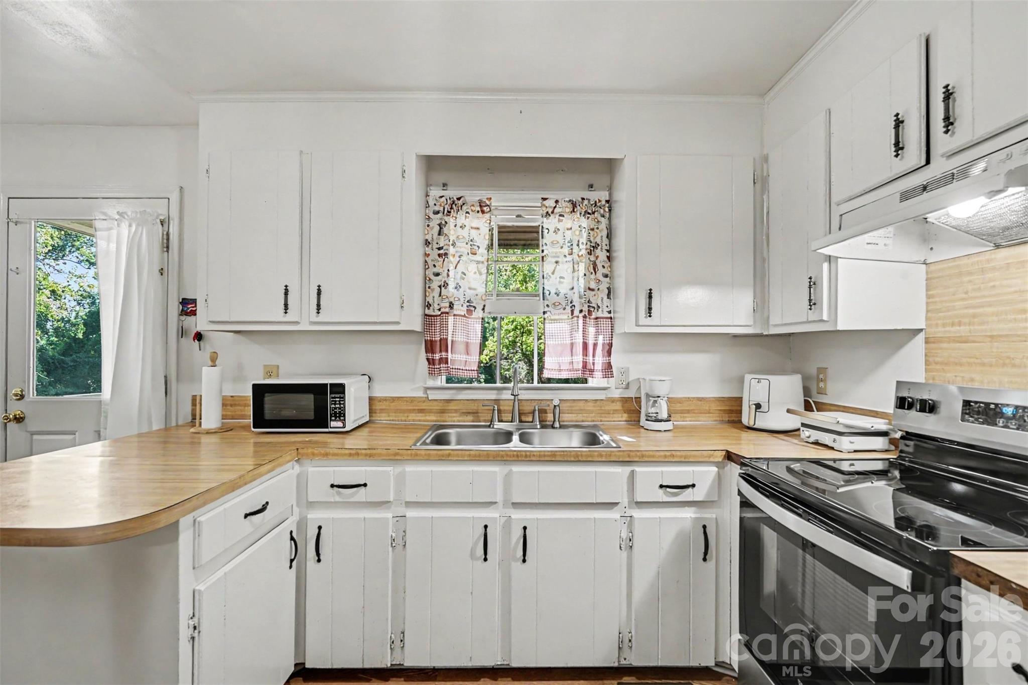 Single Family Residence at 308 N Carpenter Street, Kings Mountain, photo 7 of 18