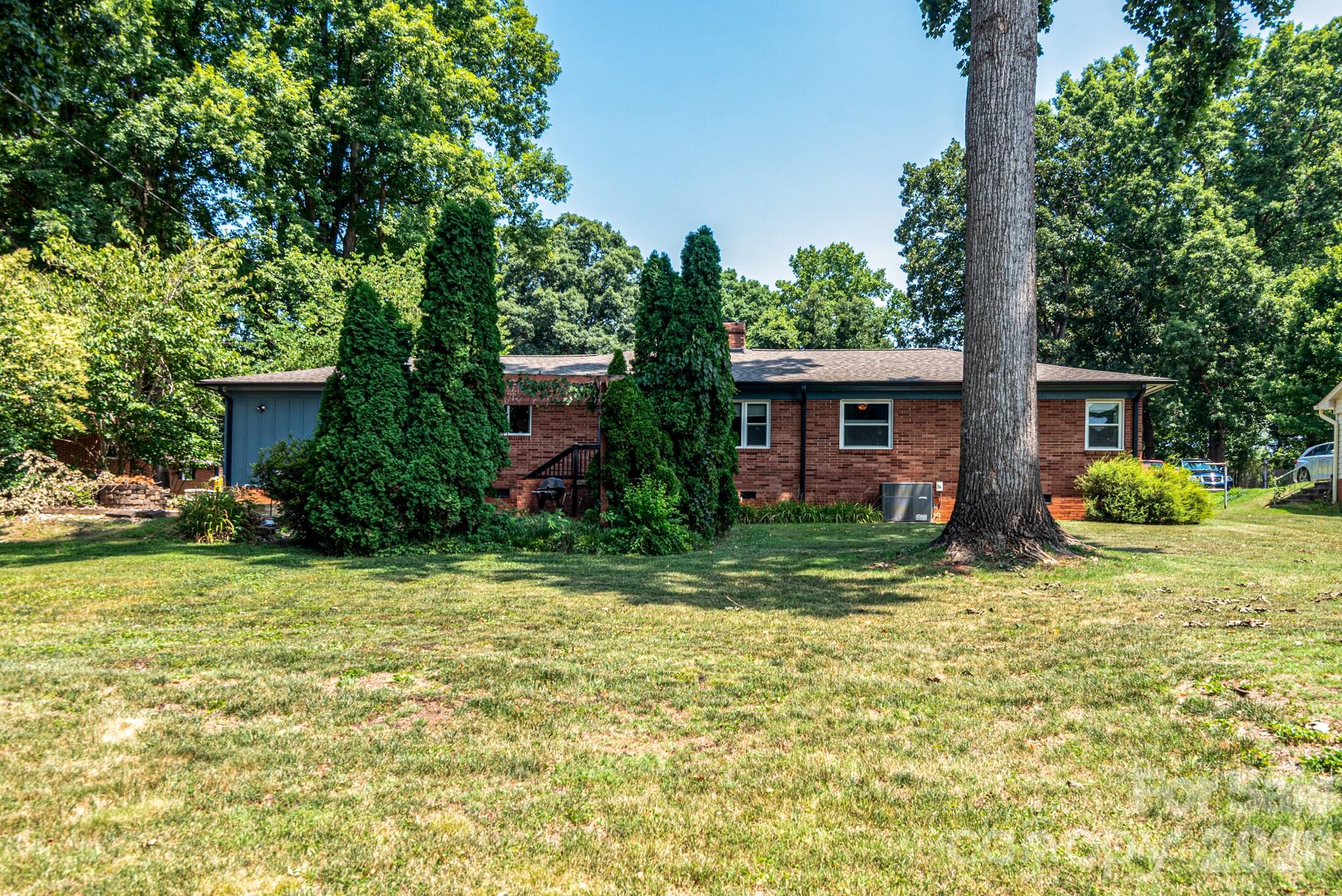 Single Family Residence at 117 Rockwood Lane, Statesville, photo 6 of 27